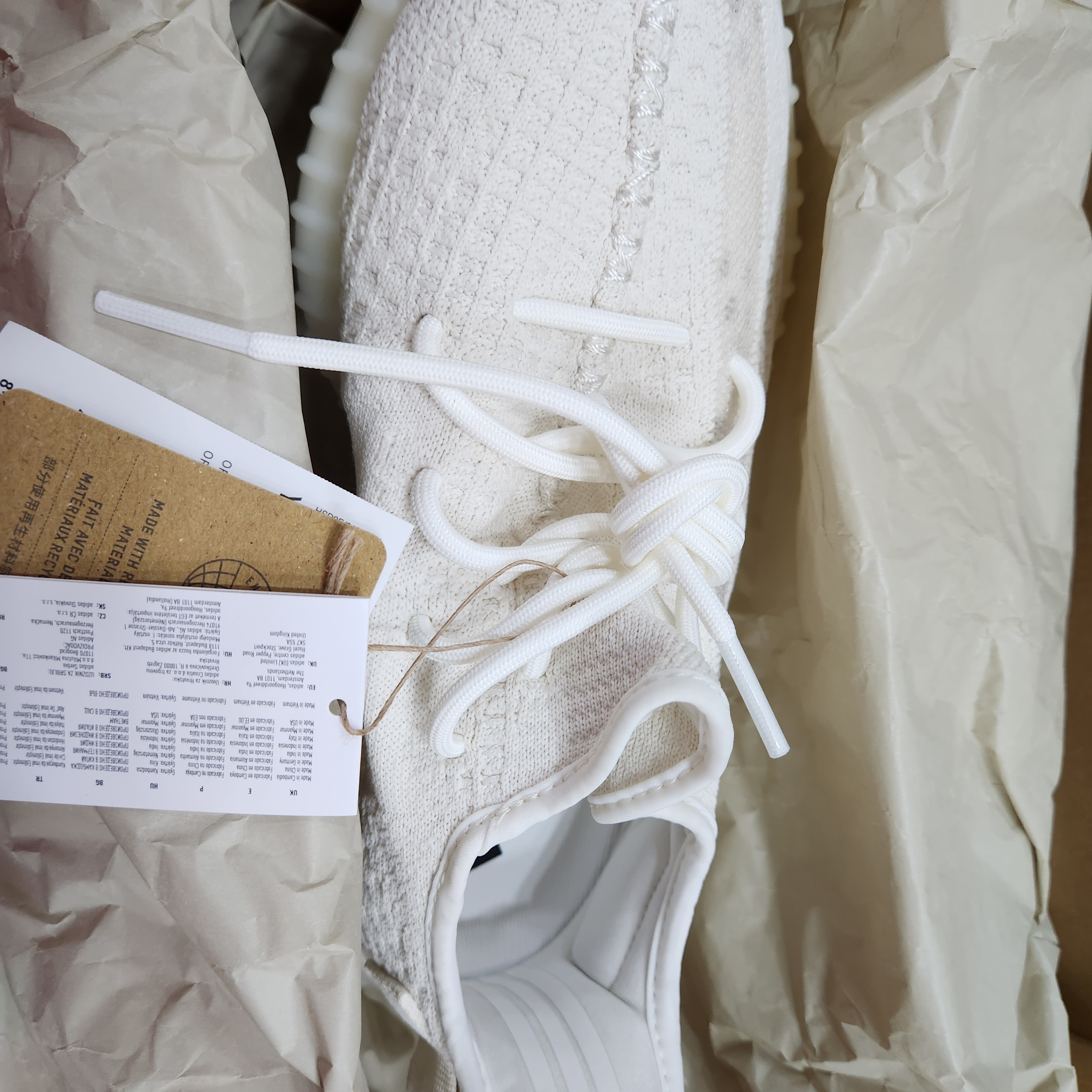 Adidas Yeezy Boost 350 V2 Bone 착용 스타일 - 3
