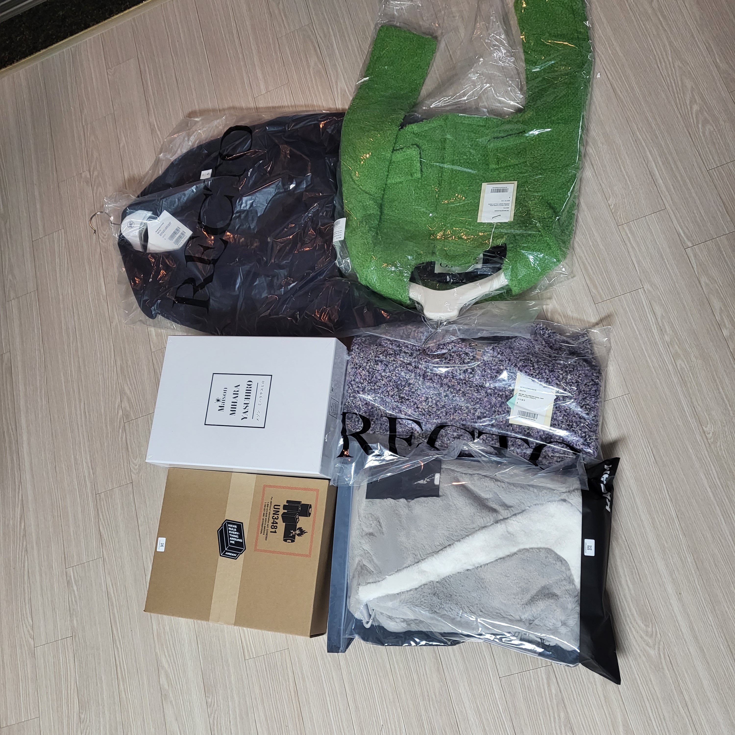 Maison Mihara Yasuhiro Blakey OG Sole OH Canvas Low-top Sneakers Black, Apple AirPods Max Lightning Silver (Korean Ver.) 착용 스타일 - 2