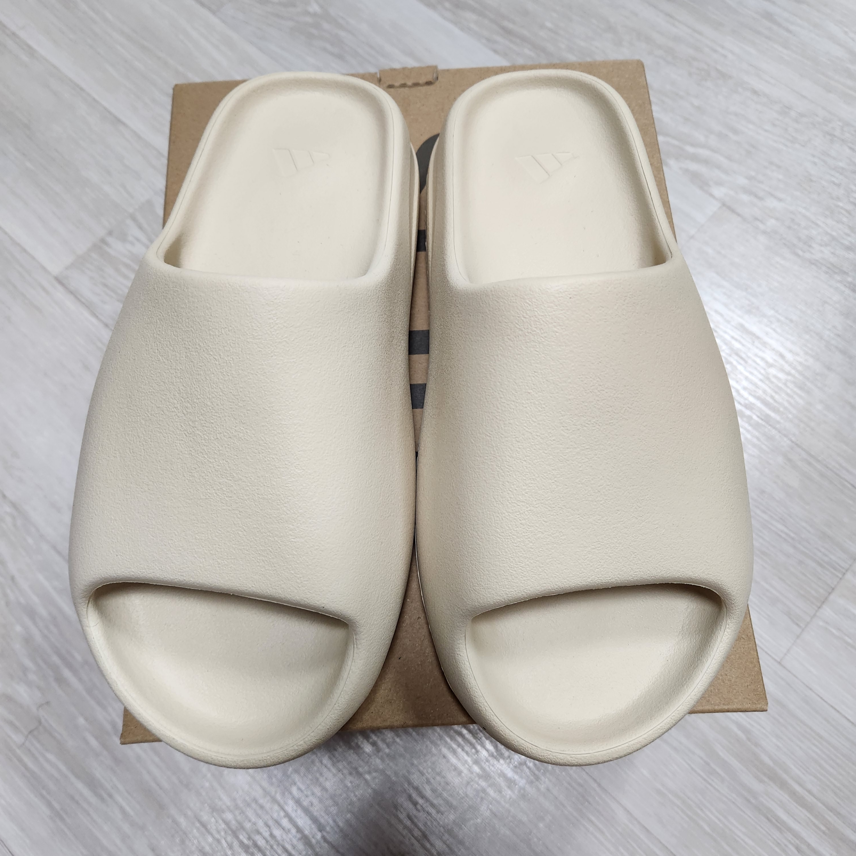 Adidas Yeezy Slide Bone 2022/2023 착용 스타일 - 2