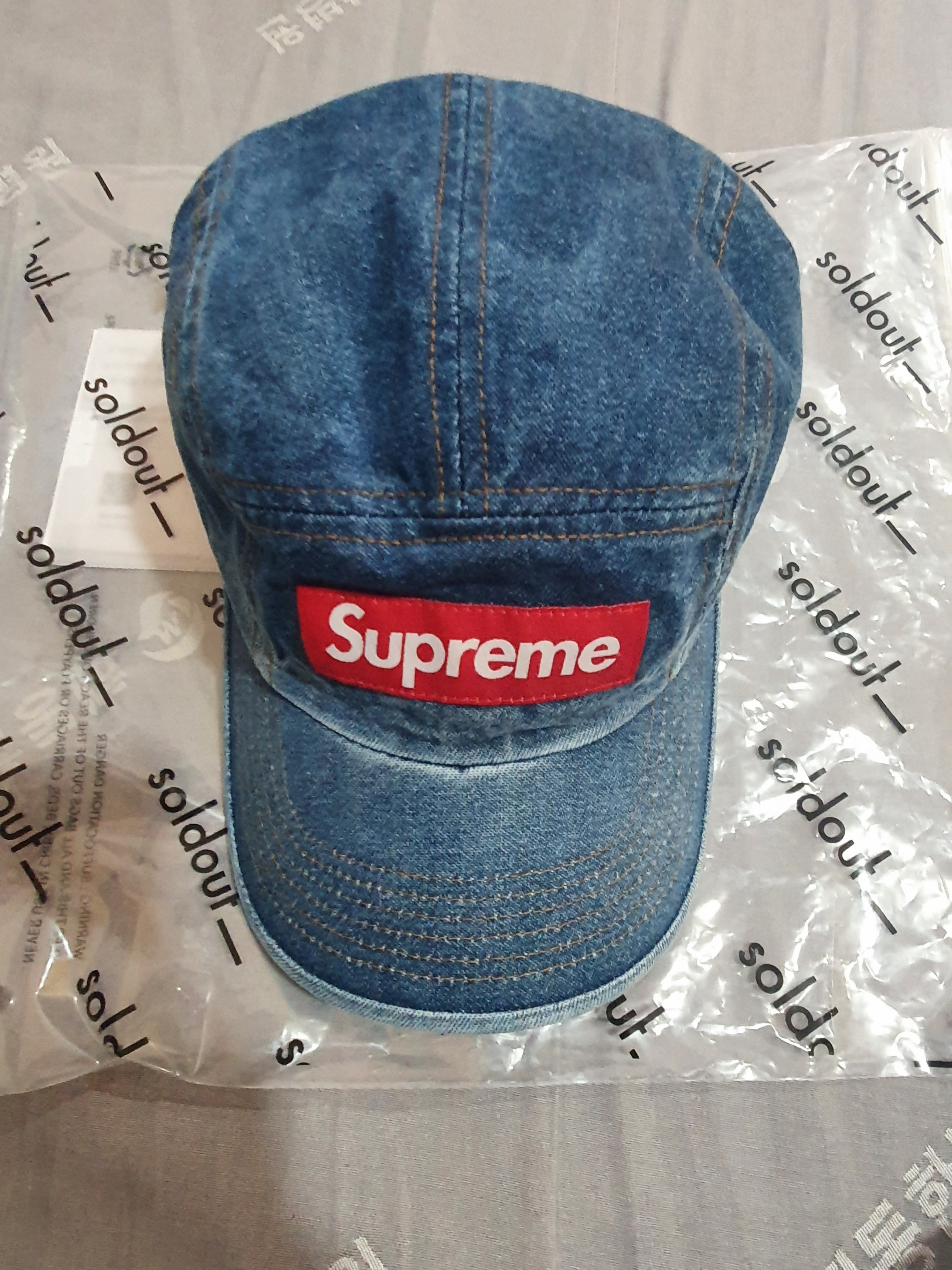 Supreme Washed Chino Twill Camp Cap Denim - 22FW, Supreme Pigment Print S Logo 6-Panel Black - 22FW 착용 스타일 - 1