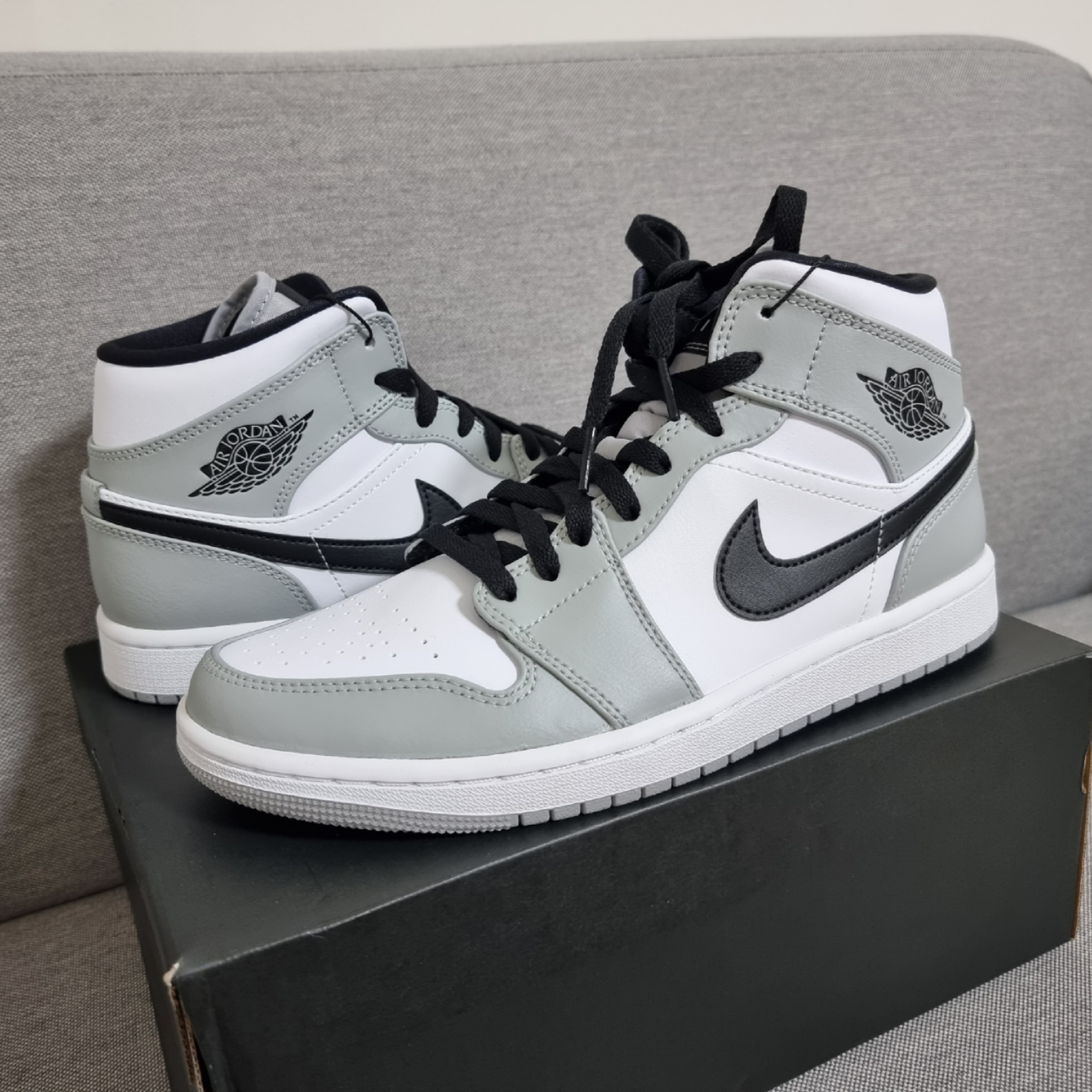 Jordan 1 Mid Light Smoke Grey 착용 스타일 - 1