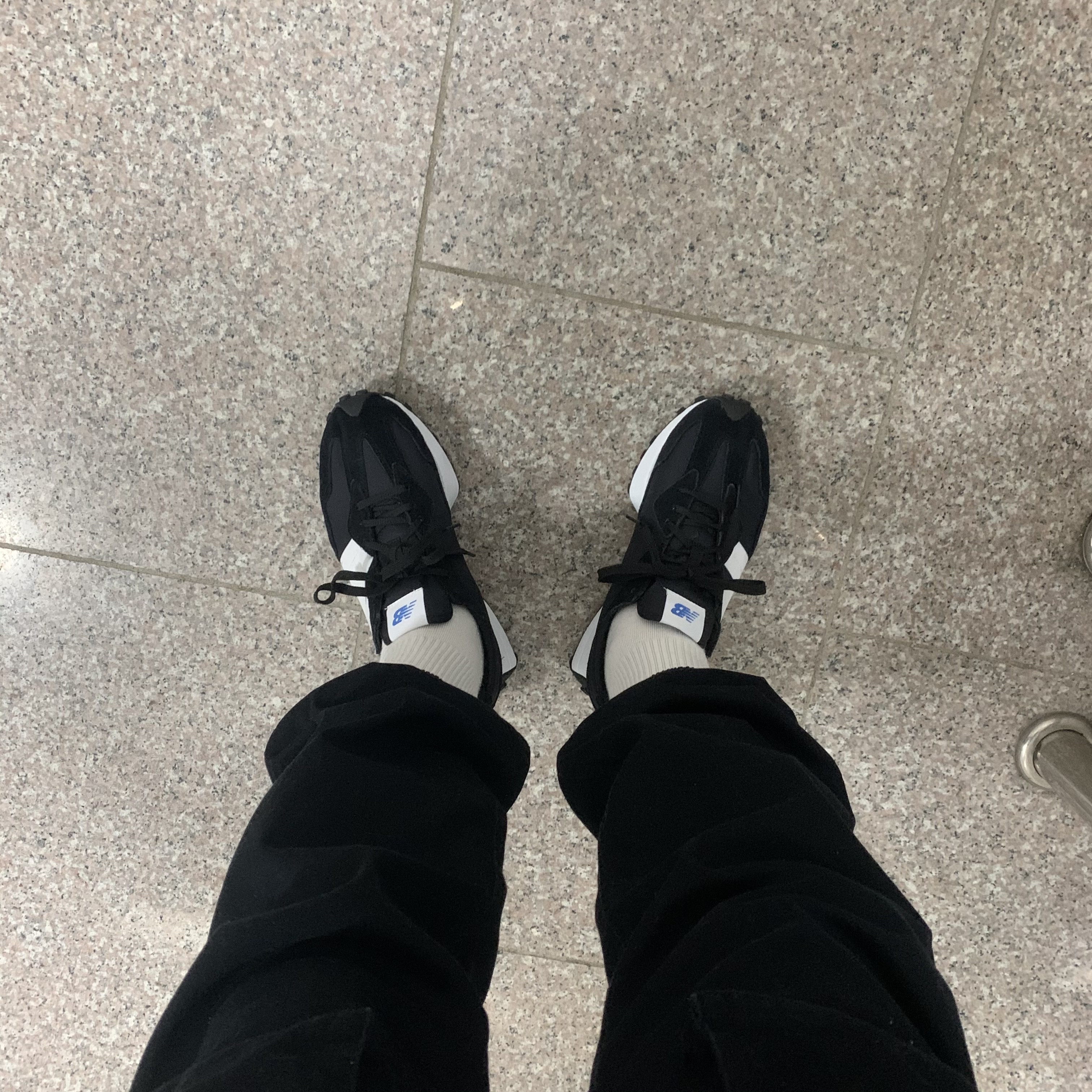 New Balance 327 Black 착용 스타일