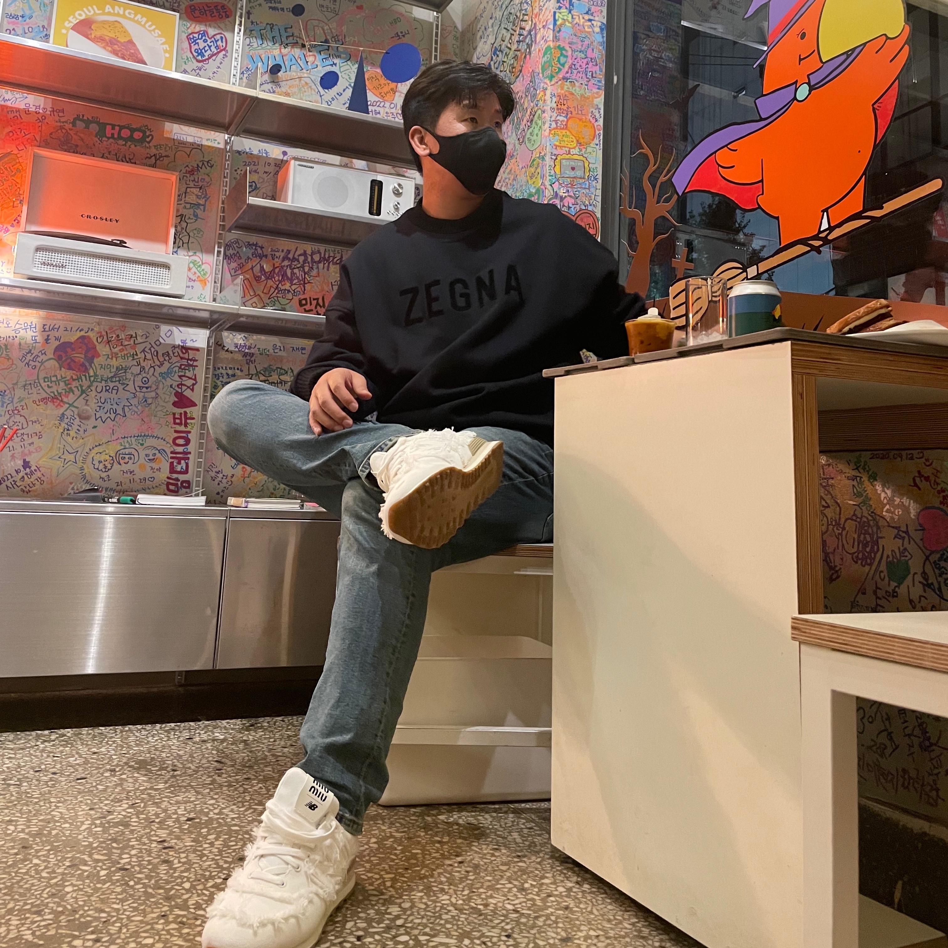 (W) New Balance x Miu Miu 574 Denim White, Fear of God x Ermenegildo Zegna Cotton Blend Crewneck Sweatshirt Black 착용 스타일 - 2