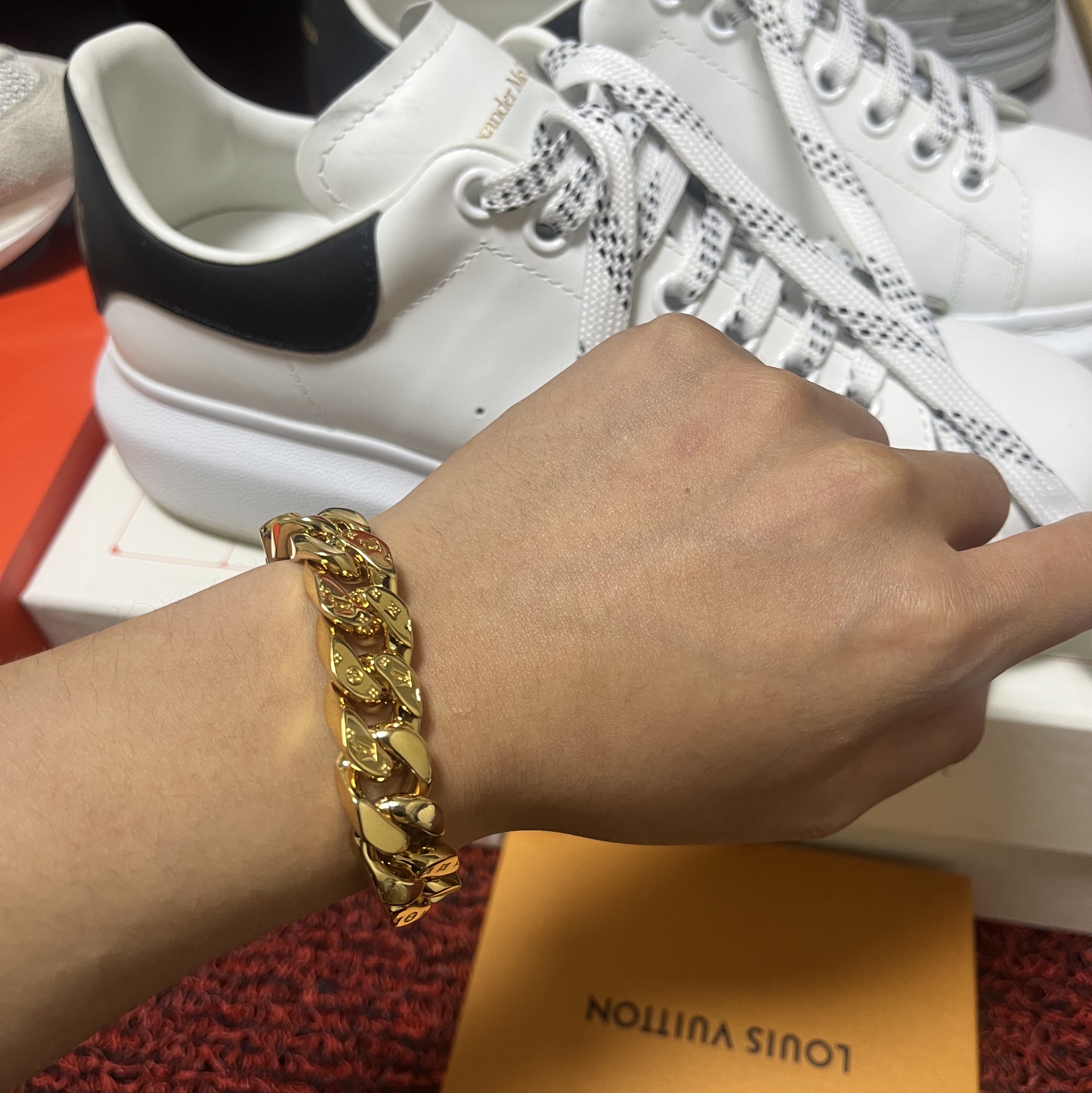 Louis Vuitton Chain Links Bracelet Gold, Alexander McQueen Oversized Sneakers White Black 착용 스타일 - 1
