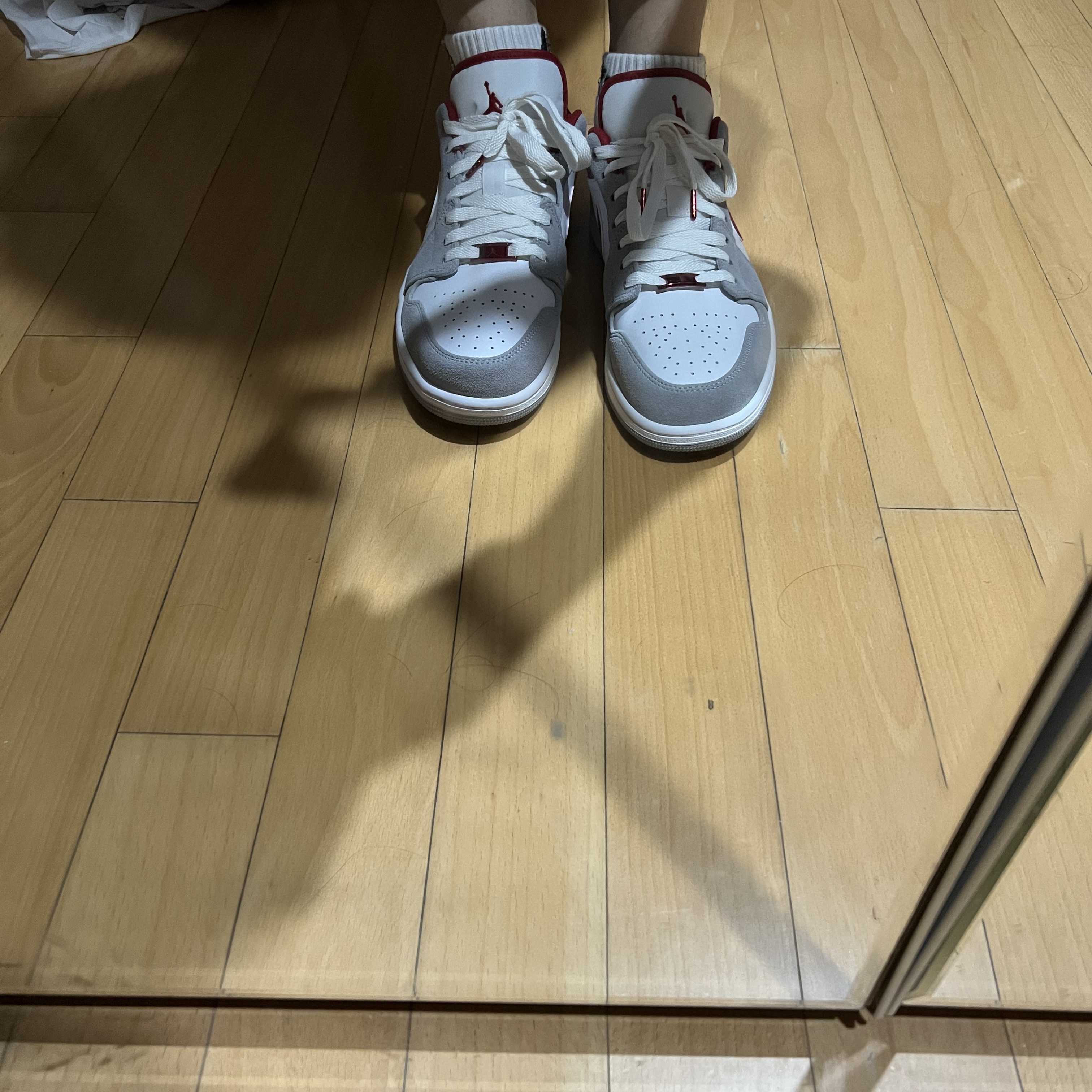 (GS) Jordan 1 Low SE Light Smoke Grey Gym Red 착용 스타일 - 3