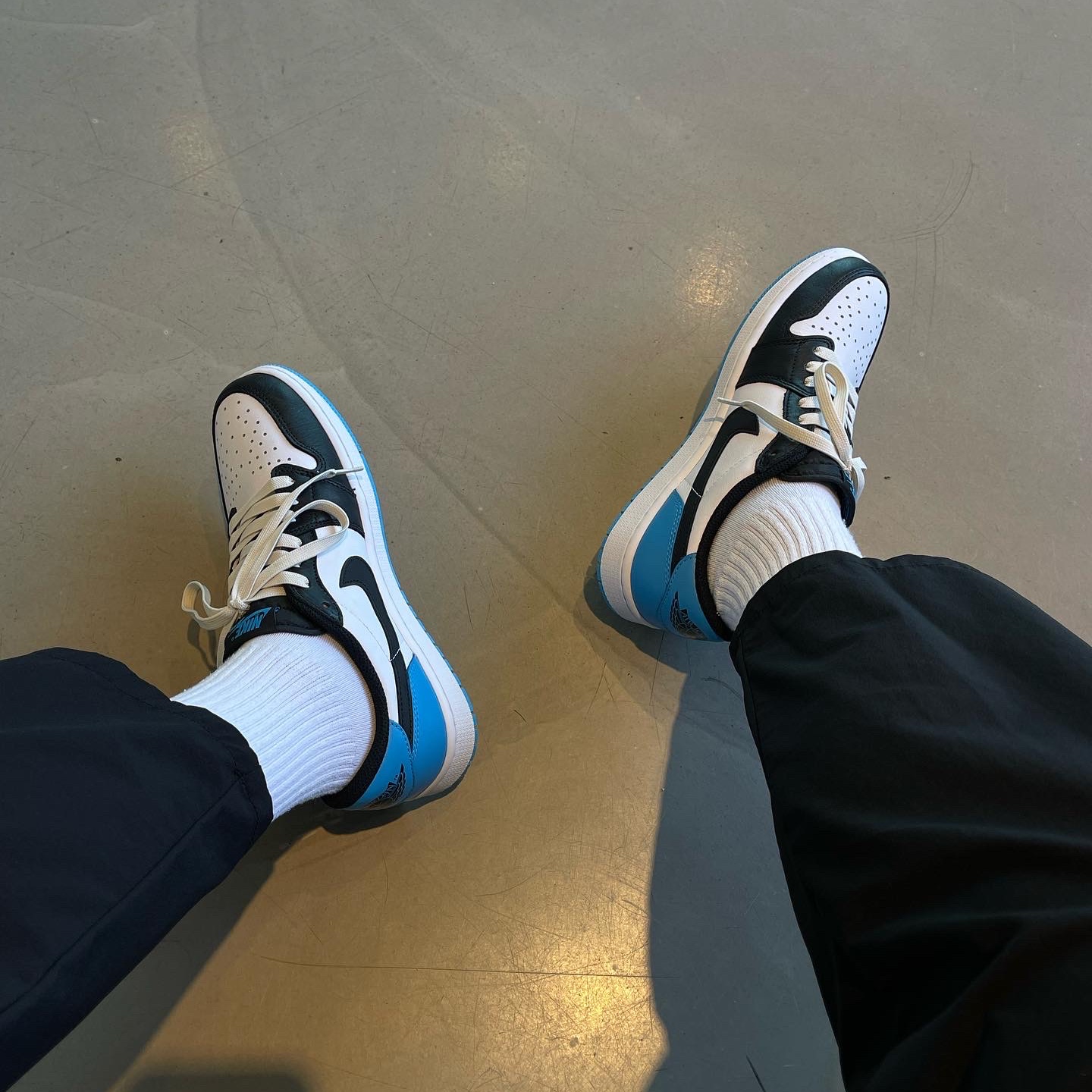 Jordan 1 x Travis Scott Retro Low OG SP Sail and Ridgerock, Jordan 1 Retro Low OG Black and Dark Powder Blue 착용 스타일 - 4