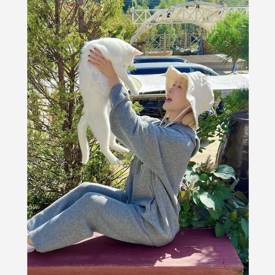 Jacquemus Le Bob Artichaut Bucket Hat Off White 착용 스타일 - 3