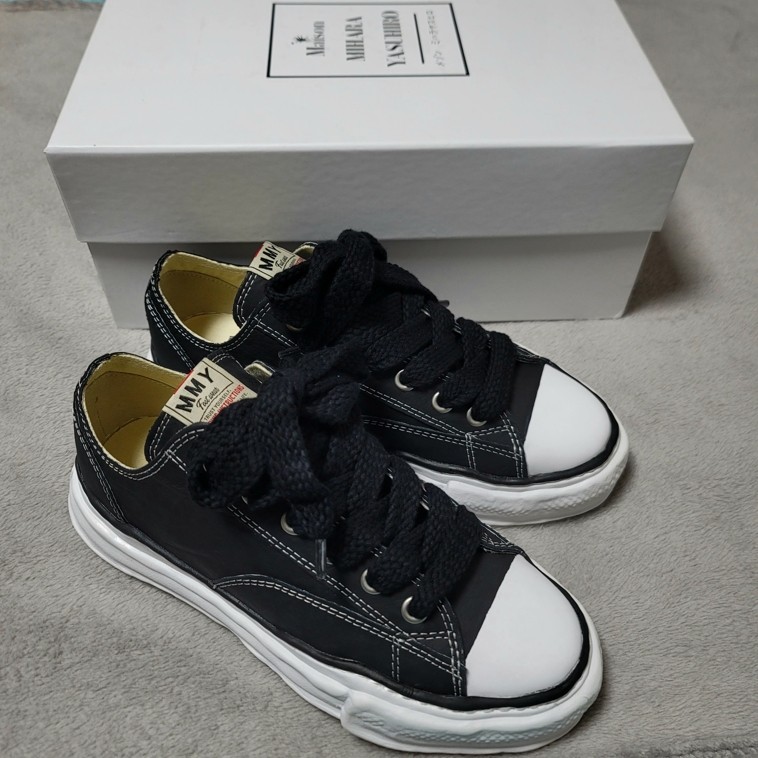 Maison Mihara Yasuhiro Peterson OG Sole PL Leather Low-top Sneakers Black 착용 스타일 - 1