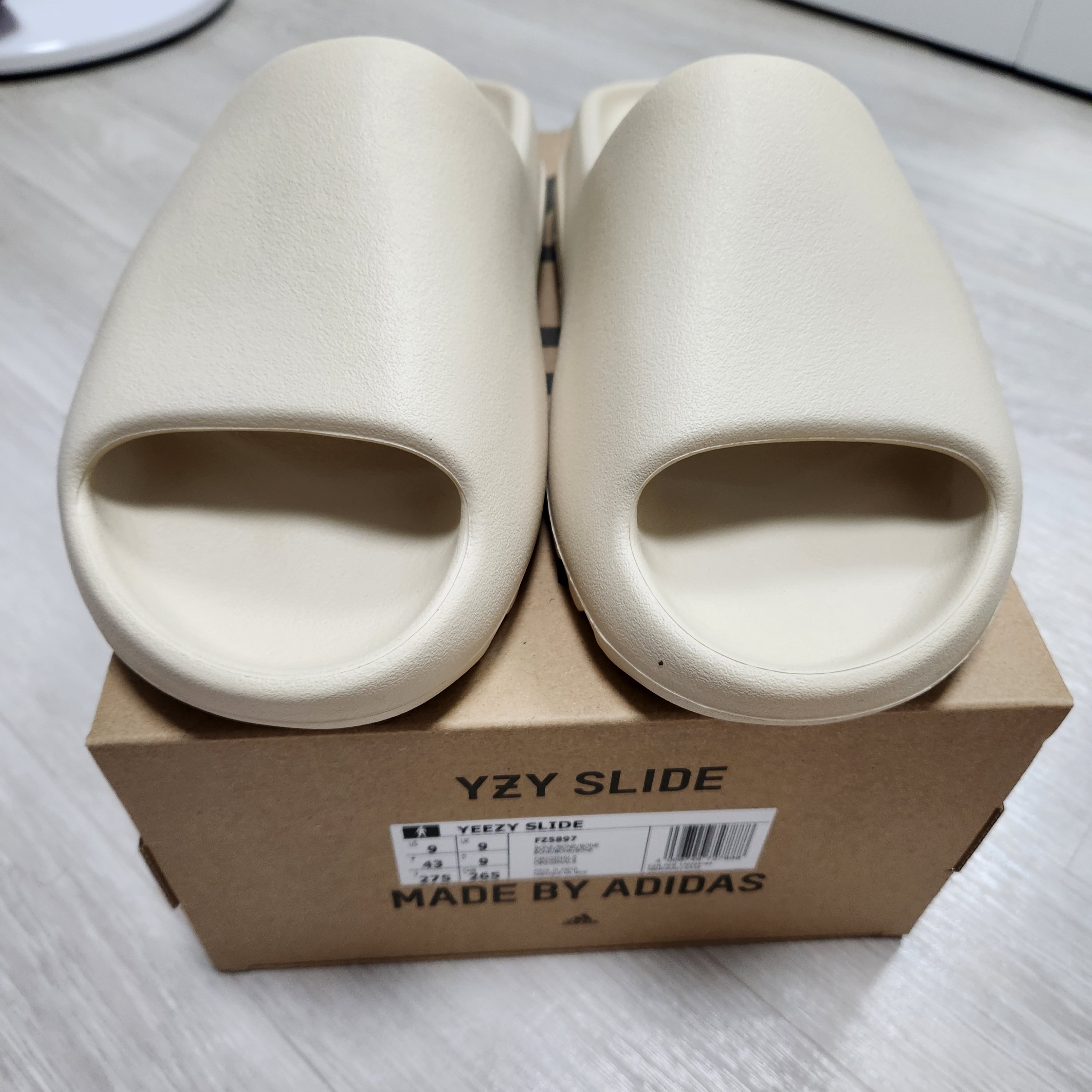 Adidas Yeezy Slide Bone 2022/2023 착용 스타일 - 1