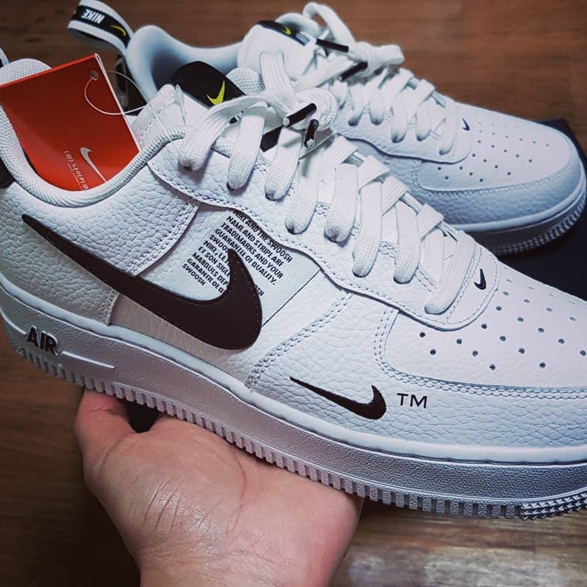 Nike Air Force 1 '07 LV8 40th Anniversary Join Forces White Black, Nike Air Force 1 Low Utility White Black 착용 스타일 - 2