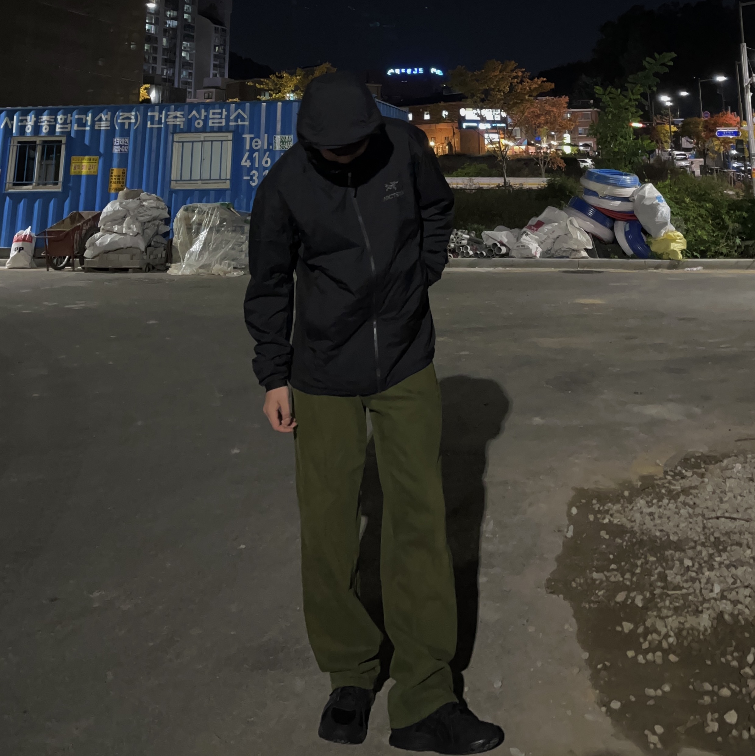 Arc'teryx Atom LT Hoody Black, Asics Jog 100 2 Black 착용 스타일 - 1