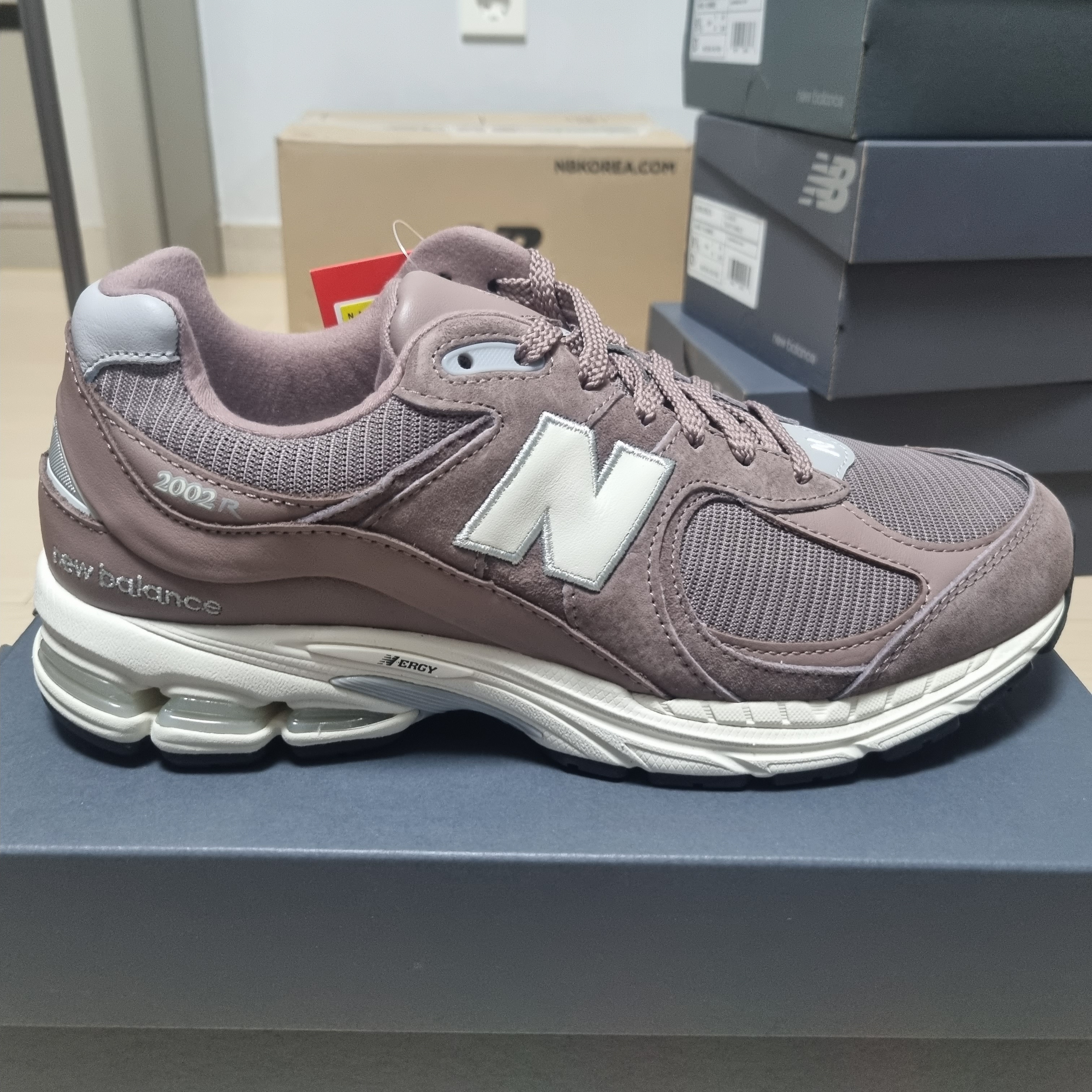 New Balance 2002R Brown - JD Sports Exclusive 착용 스타일 - 1