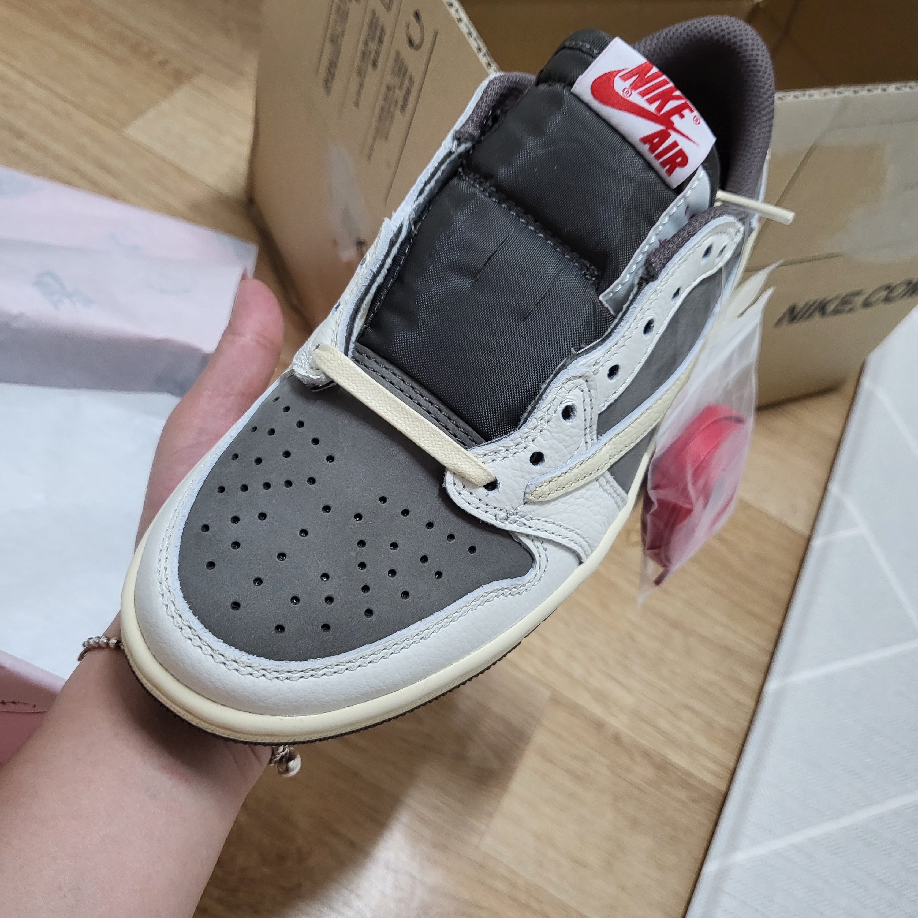 Jordan 1 x Travis Scott Retro Low OG SP Sail and Ridgerock 착용 스타일 - 2