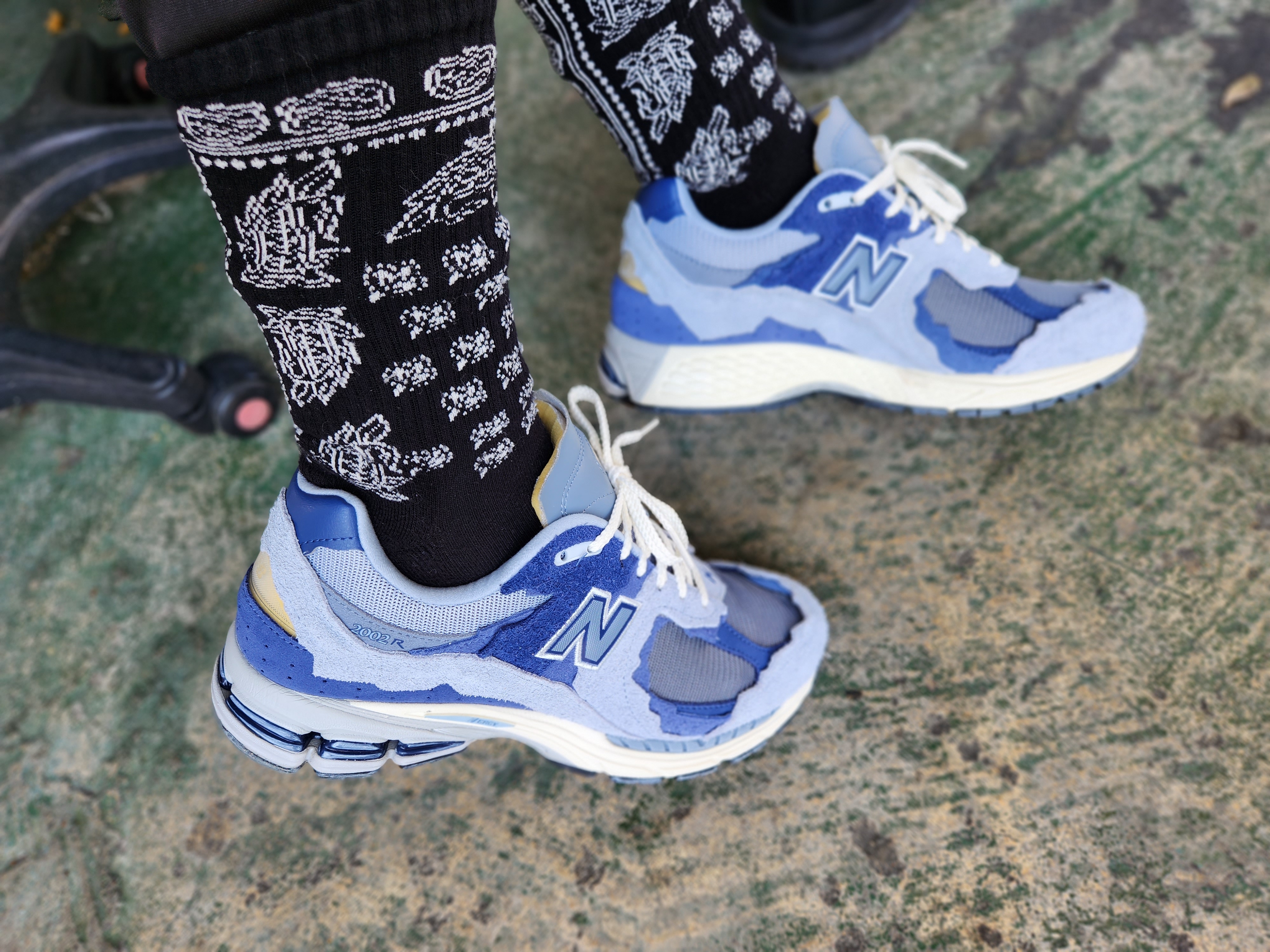 New Balance 2002R Protection Pack Purple 착용 스타일 - 5
