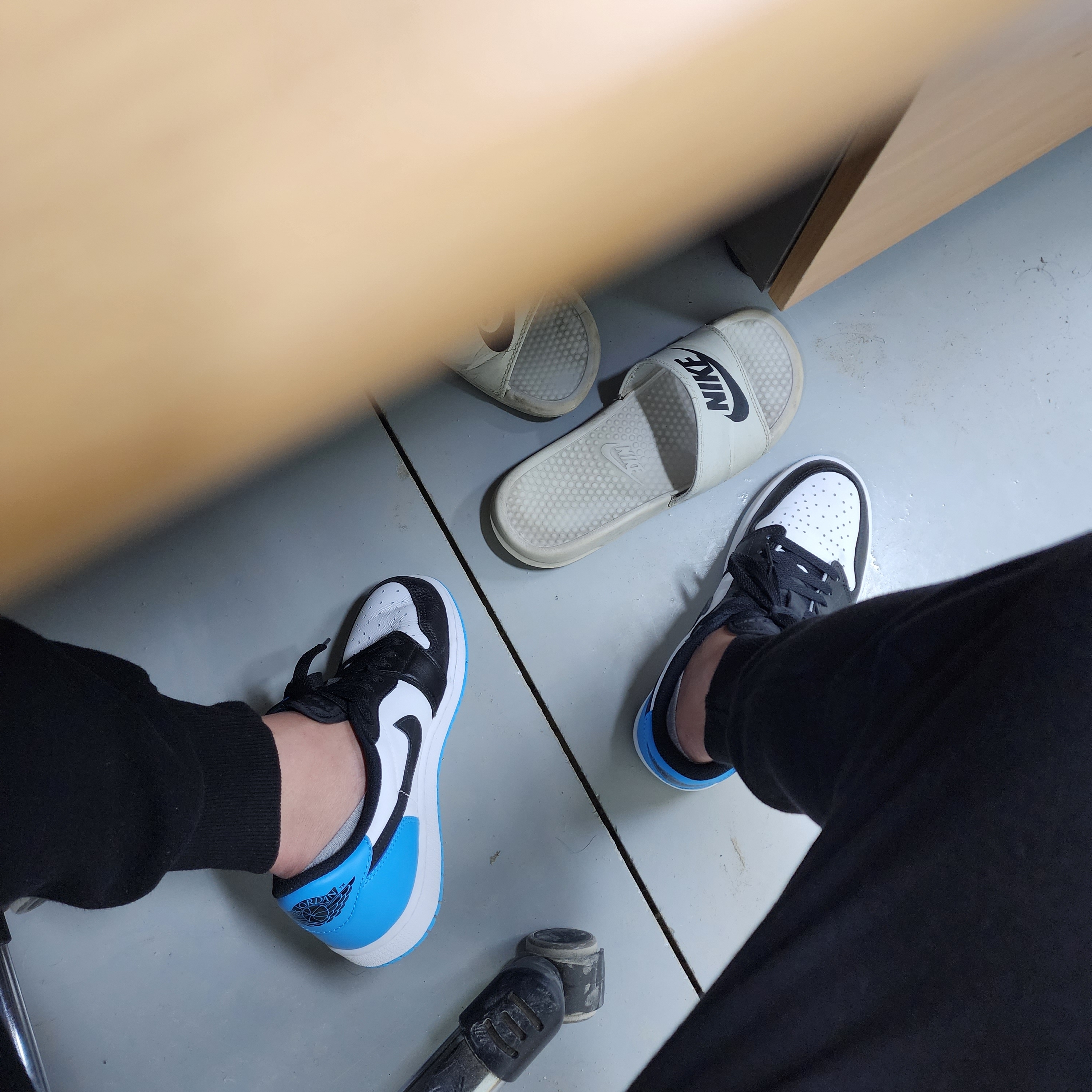 Jordan 1 Retro Low OG Black and Dark Powder Blue 착용 스타일