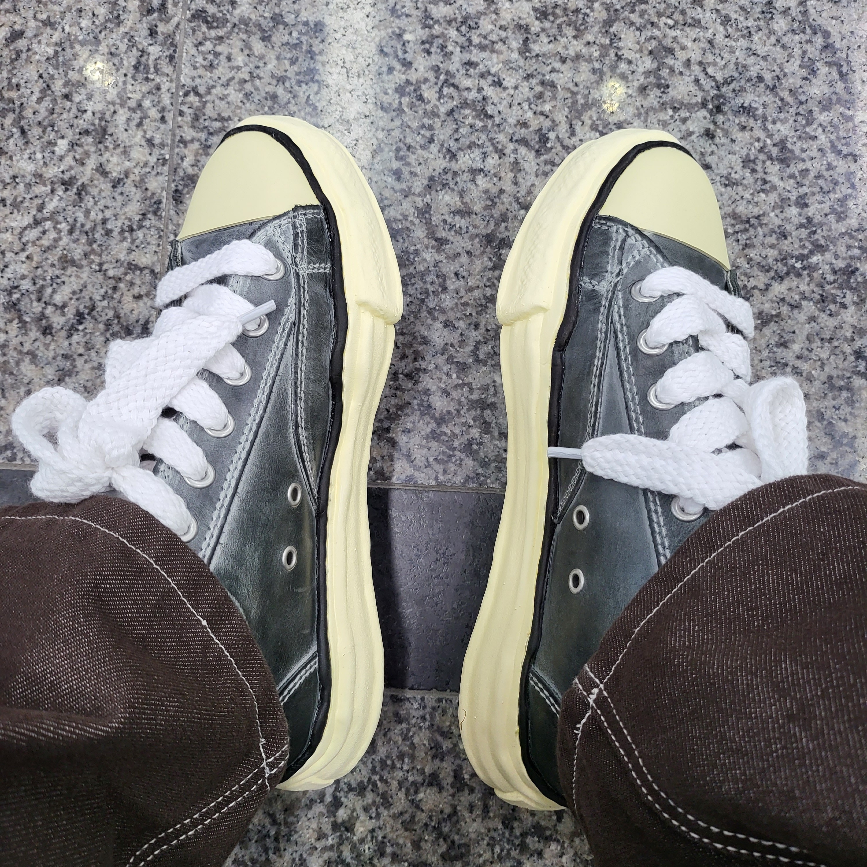 Maison Mihara Yasuhiro Peterson OG Sole Paraffin Leather Low-top Sneakers Black 착용 스타일 - 2