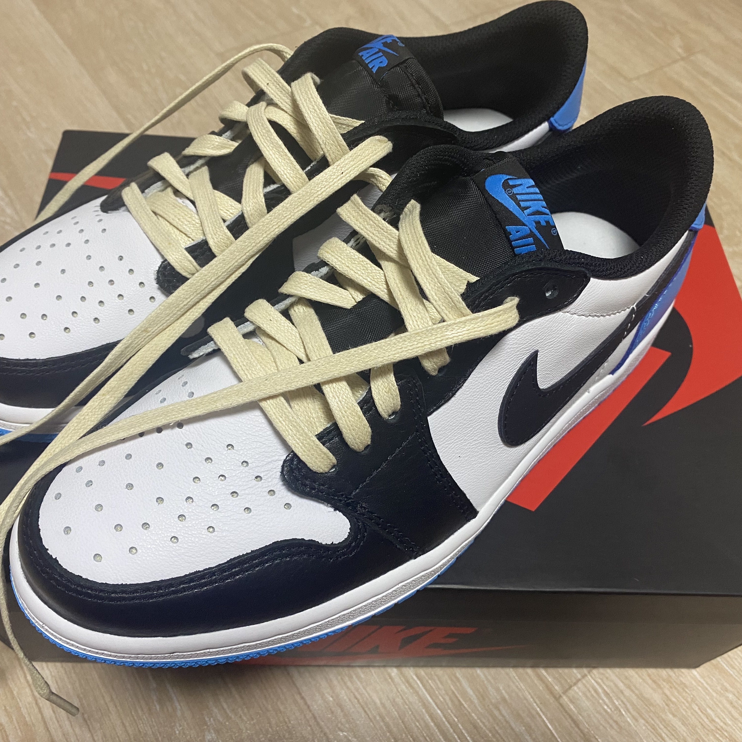 Jordan 1 Retro Low OG Black and Dark Powder Blue 착용 스타일 - 2