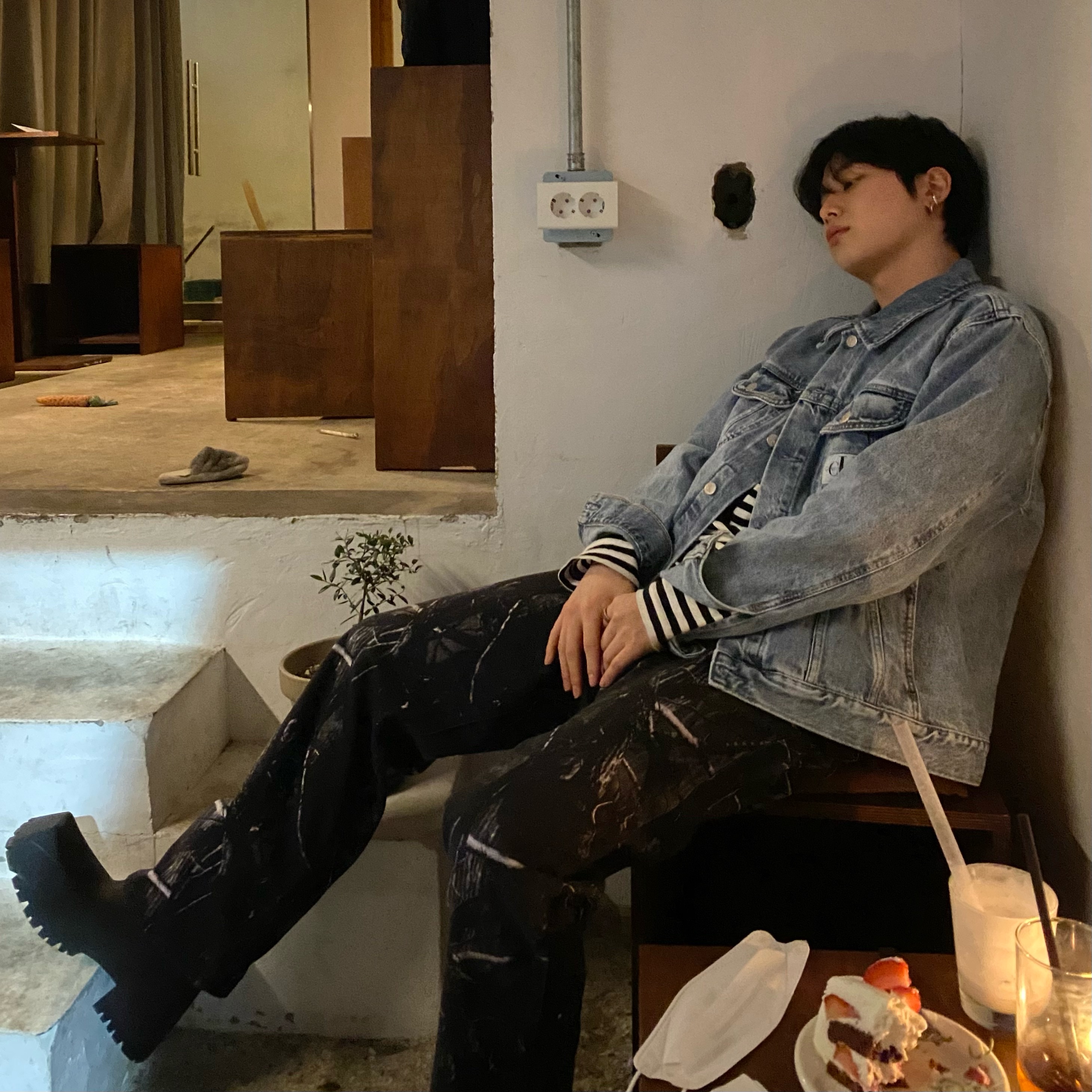 Balenciaga Trooper Rubber Boot Black 착용 스타일 - 1