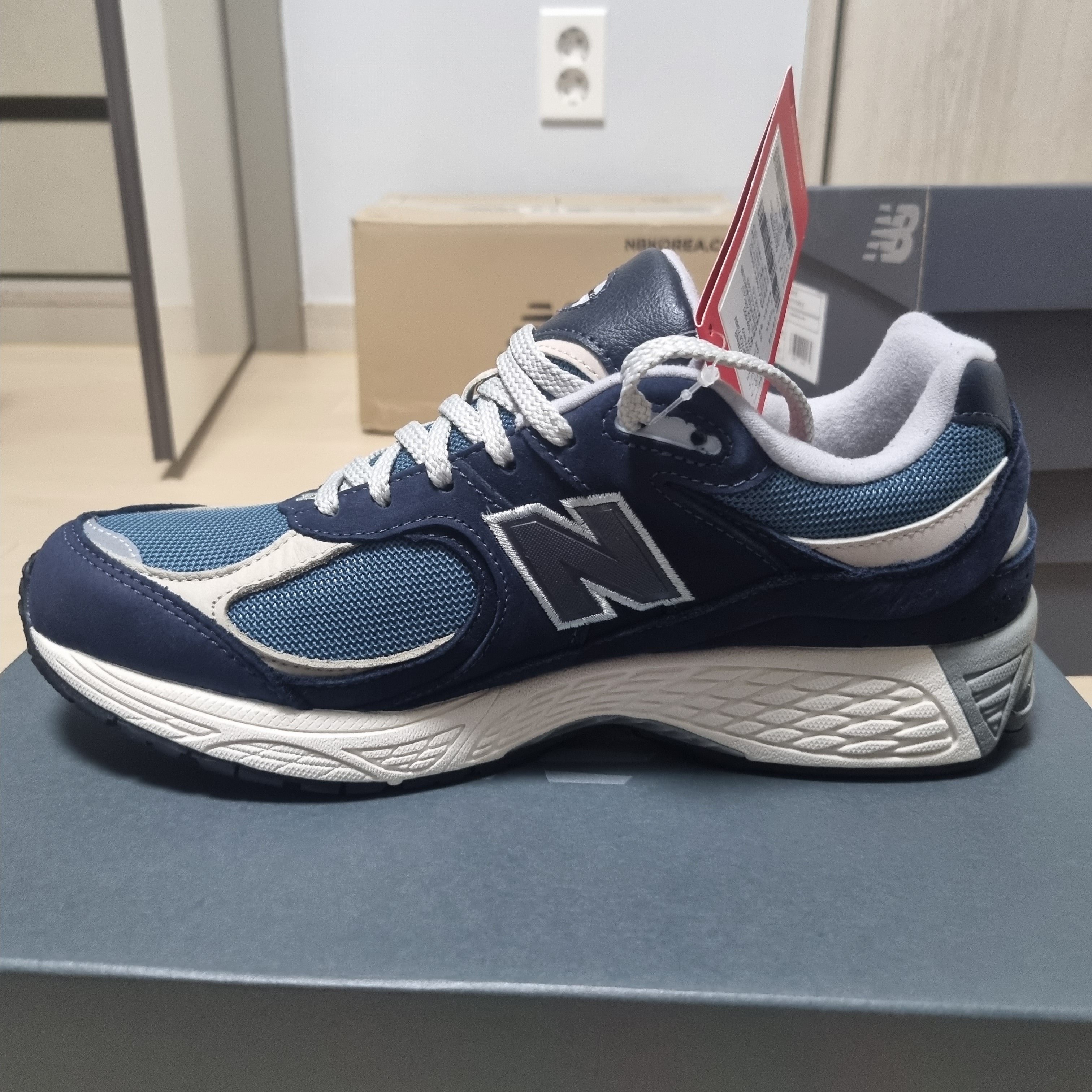 New Balance 2002R Dark Navy 착용 스타일 - 2
