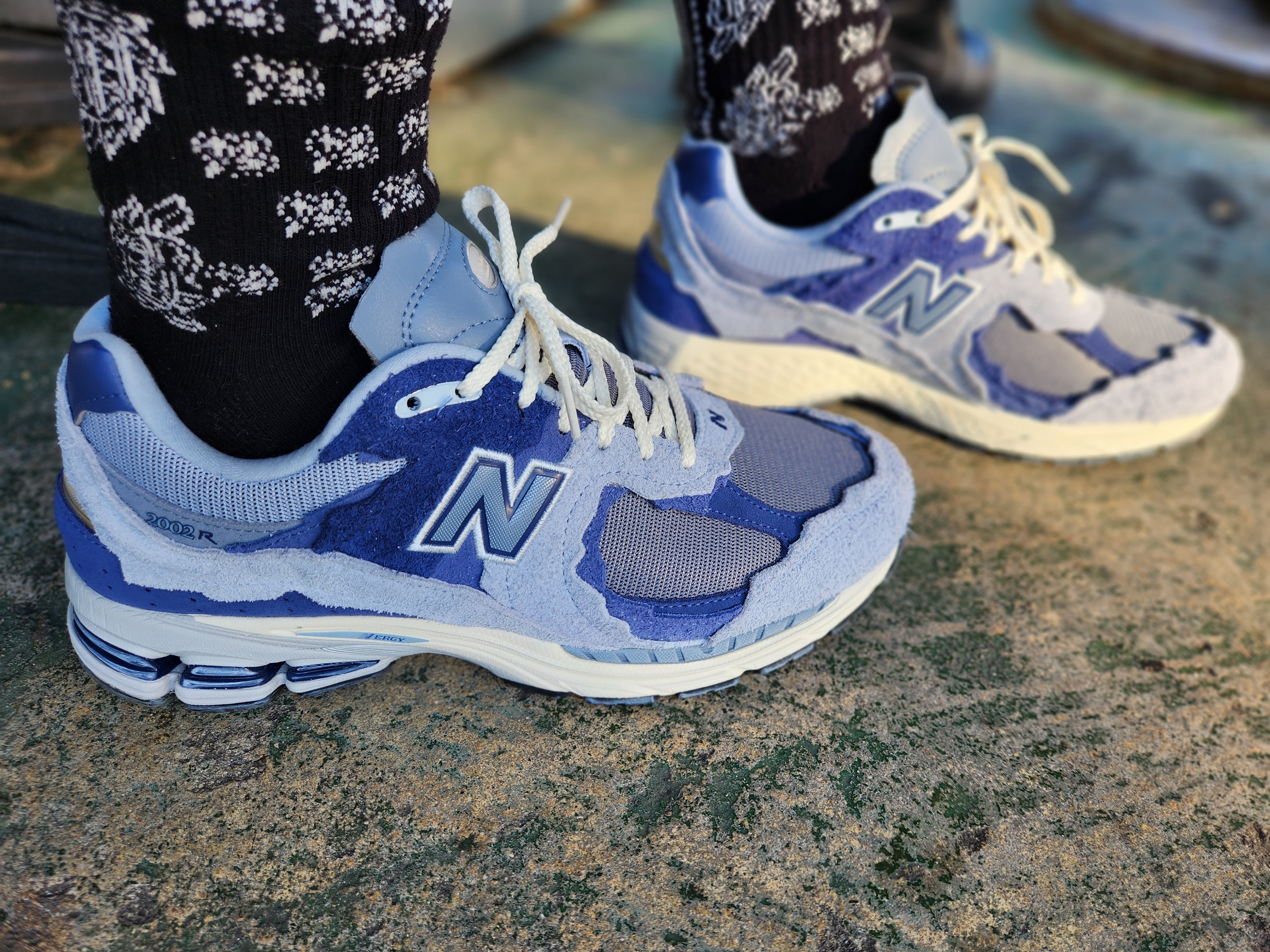 New Balance 2002R Protection Pack Purple 착용 스타일 - 1