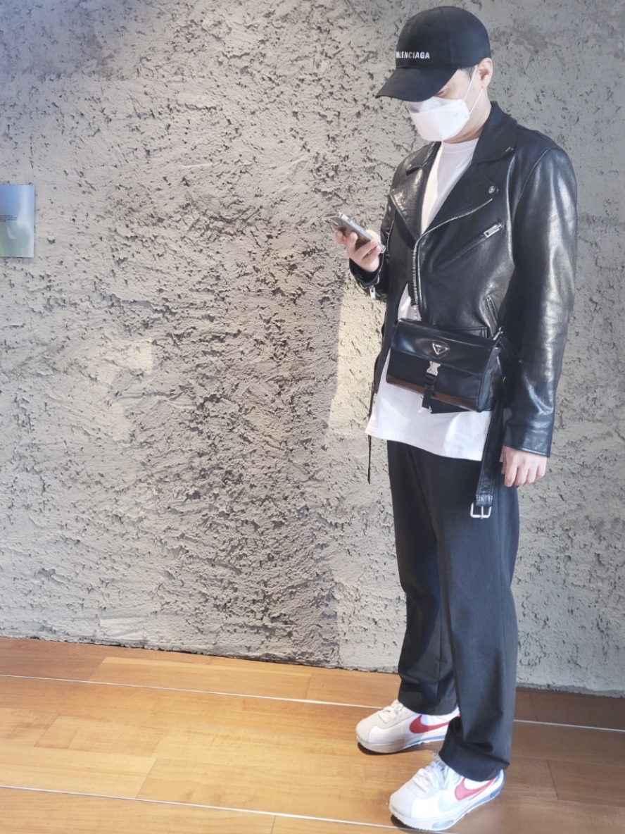 Prada Re-Nylon and Leather Shoulder Bag Black, Balenciaga Logo Cap Black 착용 스타일