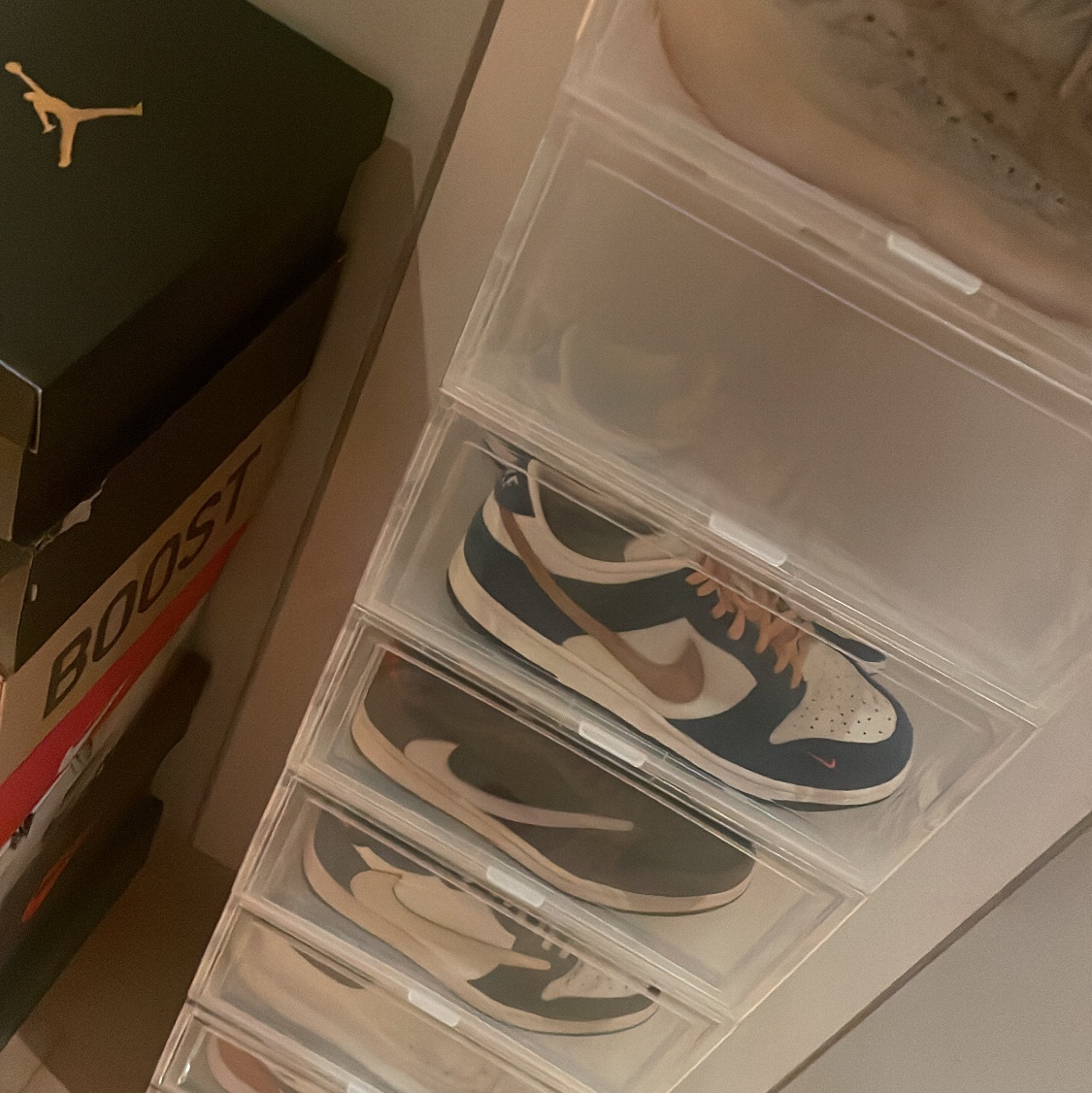 Adidas Yeezy Boost 380 Yecoraite - Reflective, Nike x Kasina Dunk Low 80's Bus 착용 스타일