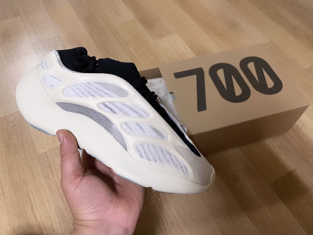Adidas Yeezy 700 V3 Azael 2022/2023 착용 스타일 - 1
