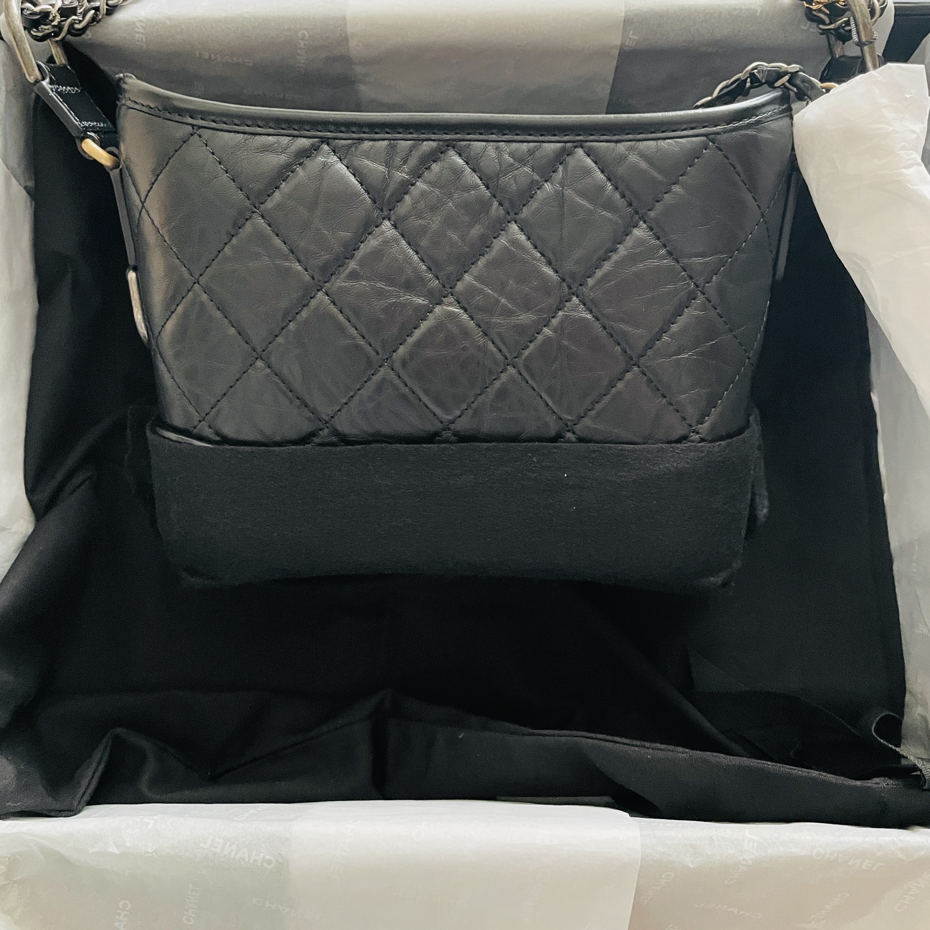 Chanel Gabrielle Small Hobo Bag Aged Calfskin & Gold Black 착용 스타일
