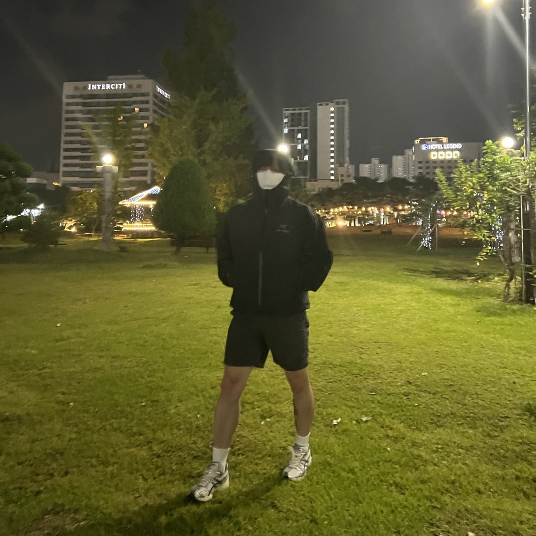 Arc'teryx Zeta SL Jacket Black, Asics x JJJJound Gel-Kayano 14 Silver Black 착용 스타일