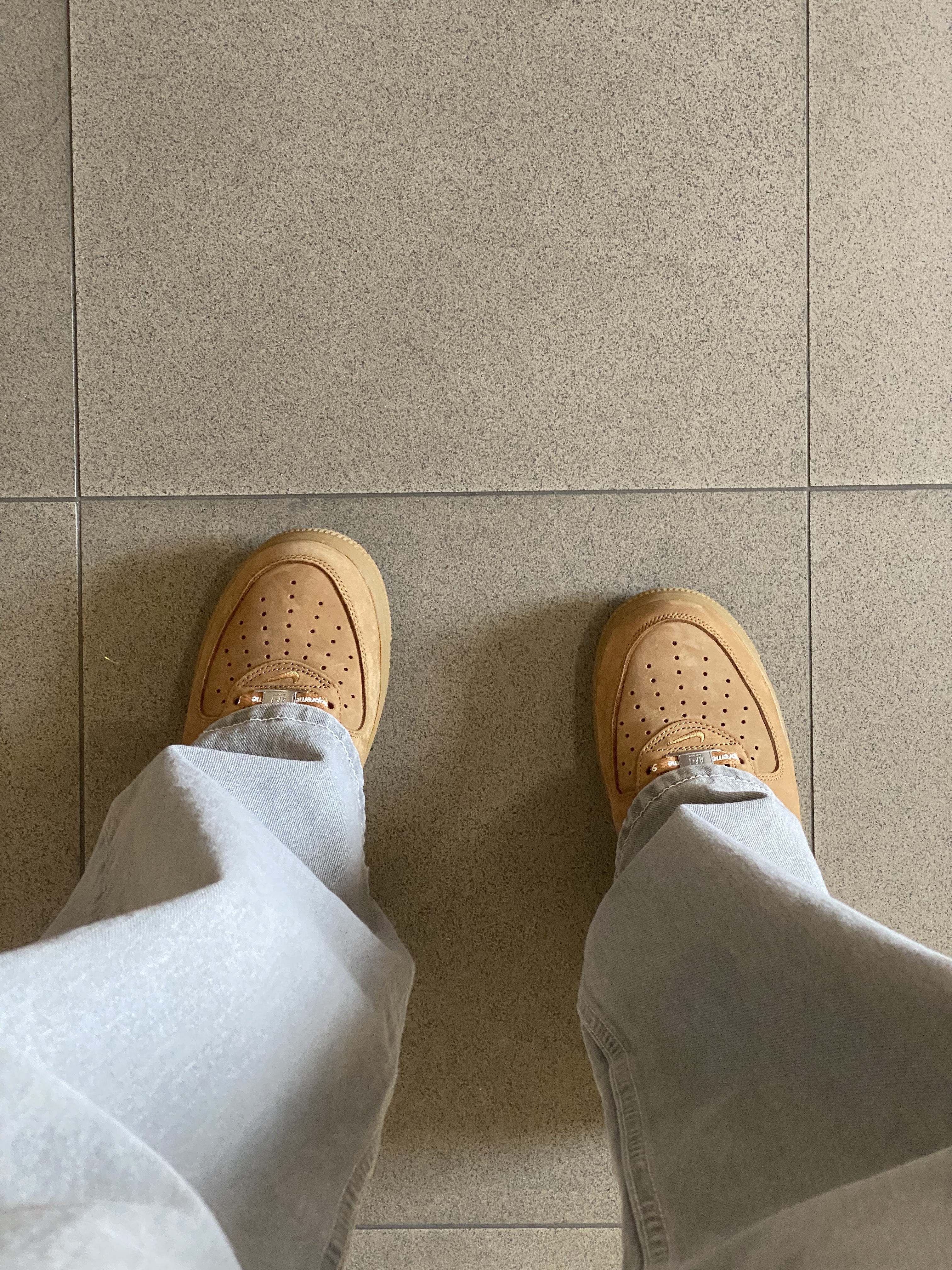 Nike x Supreme Air Force 1 Low Flax 착용 스타일