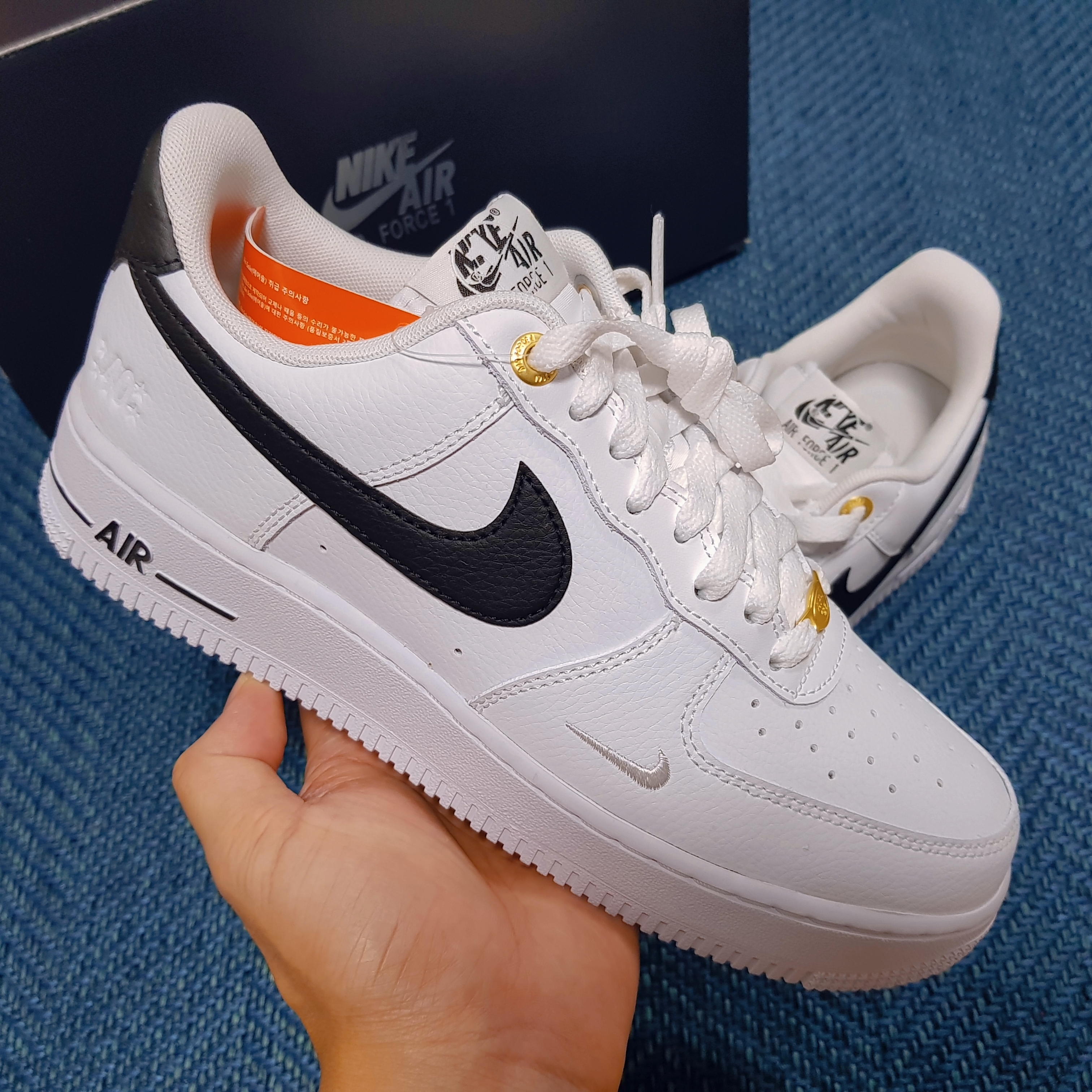 Nike Air Force 1 '07 LV8 40th Anniversary Join Forces White Black, Nike Air Force 1 Low Utility White Black 착용 스타일 - 1