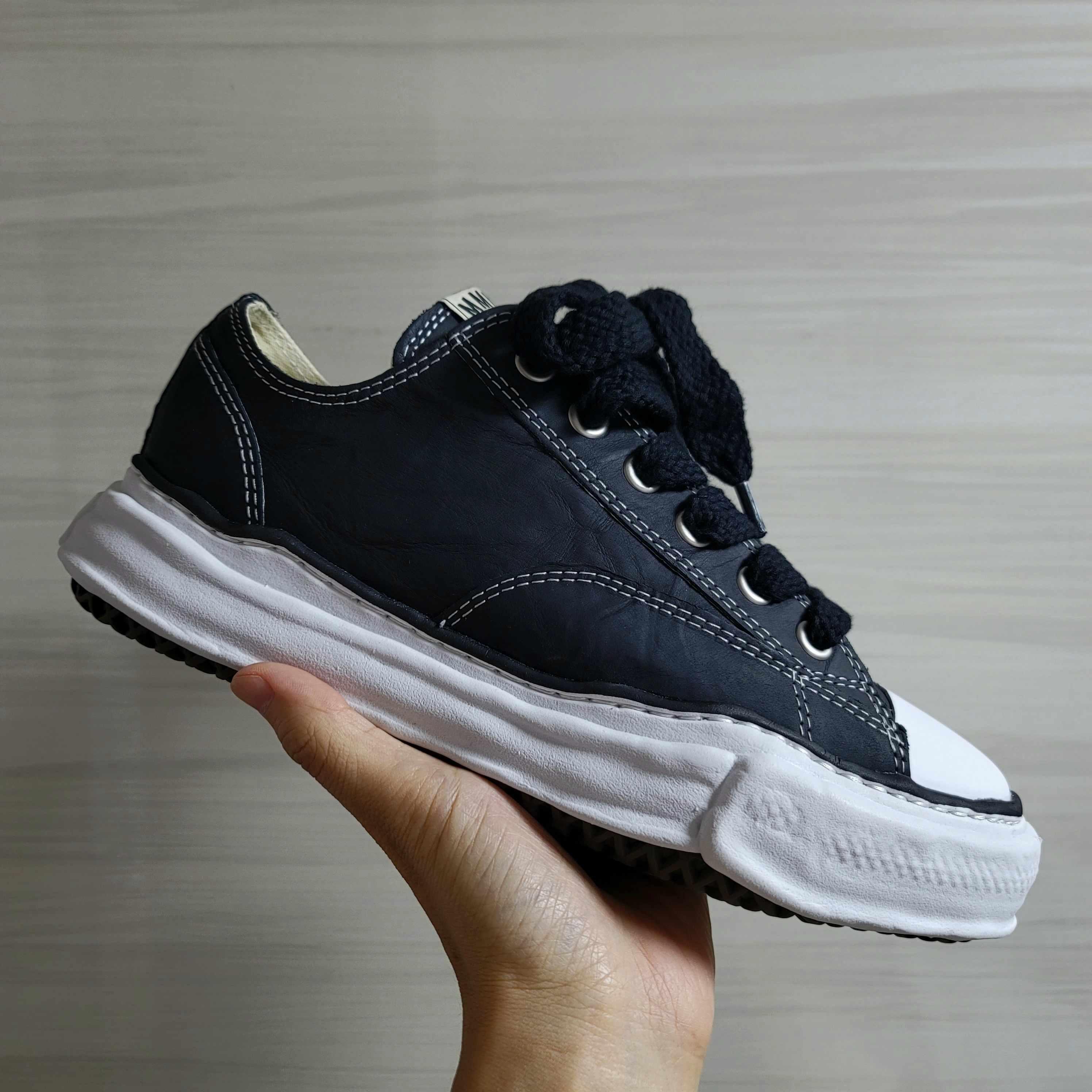 Maison Mihara Yasuhiro Peterson OG Sole PL Leather Low-top Sneakers Black 착용 스타일 - 3