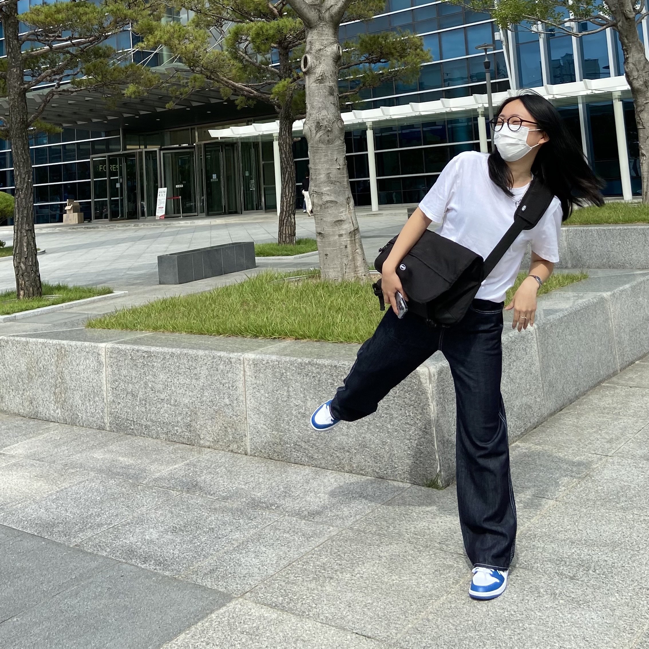 (W) Jordan 1 Low White Dark Marina Blue 착용 스타일 - 2