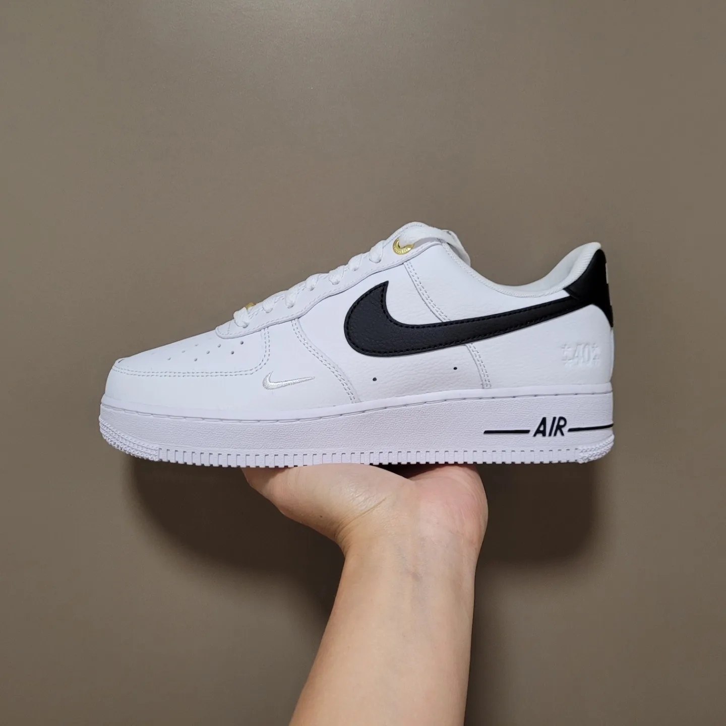 Nike Air Force 1 '07 LV8 40th Anniversary Join Forces White Black 착용 스타일 - 1