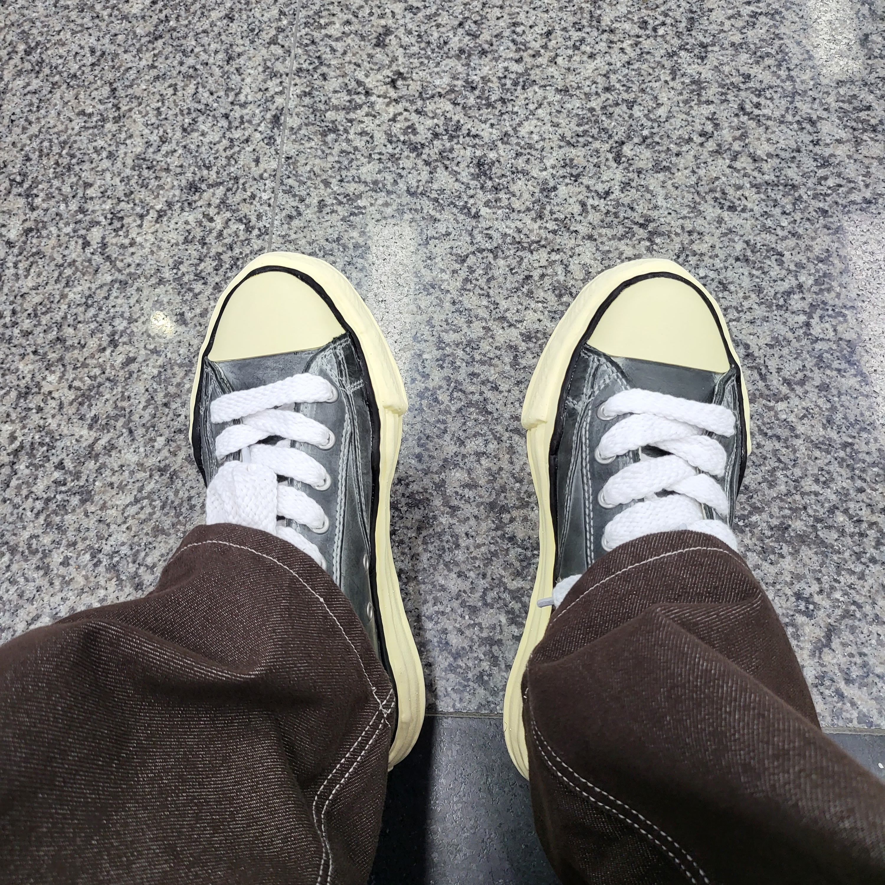 Maison Mihara Yasuhiro Peterson OG Sole Paraffin Leather Low-top Sneakers Black 착용 스타일 - 1