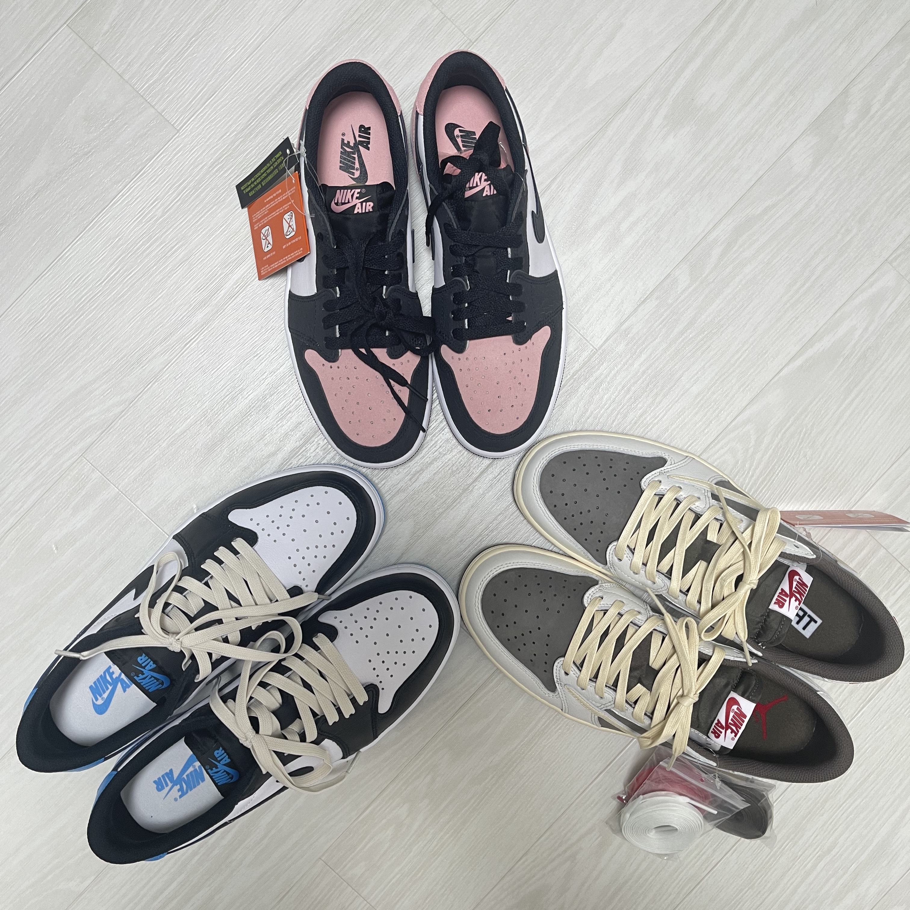 Jordan 1 x Travis Scott Retro Low OG SP Sail and Ridgerock, Jordan 1 Retro Low OG Black and Dark Powder Blue 착용 스타일 - 2