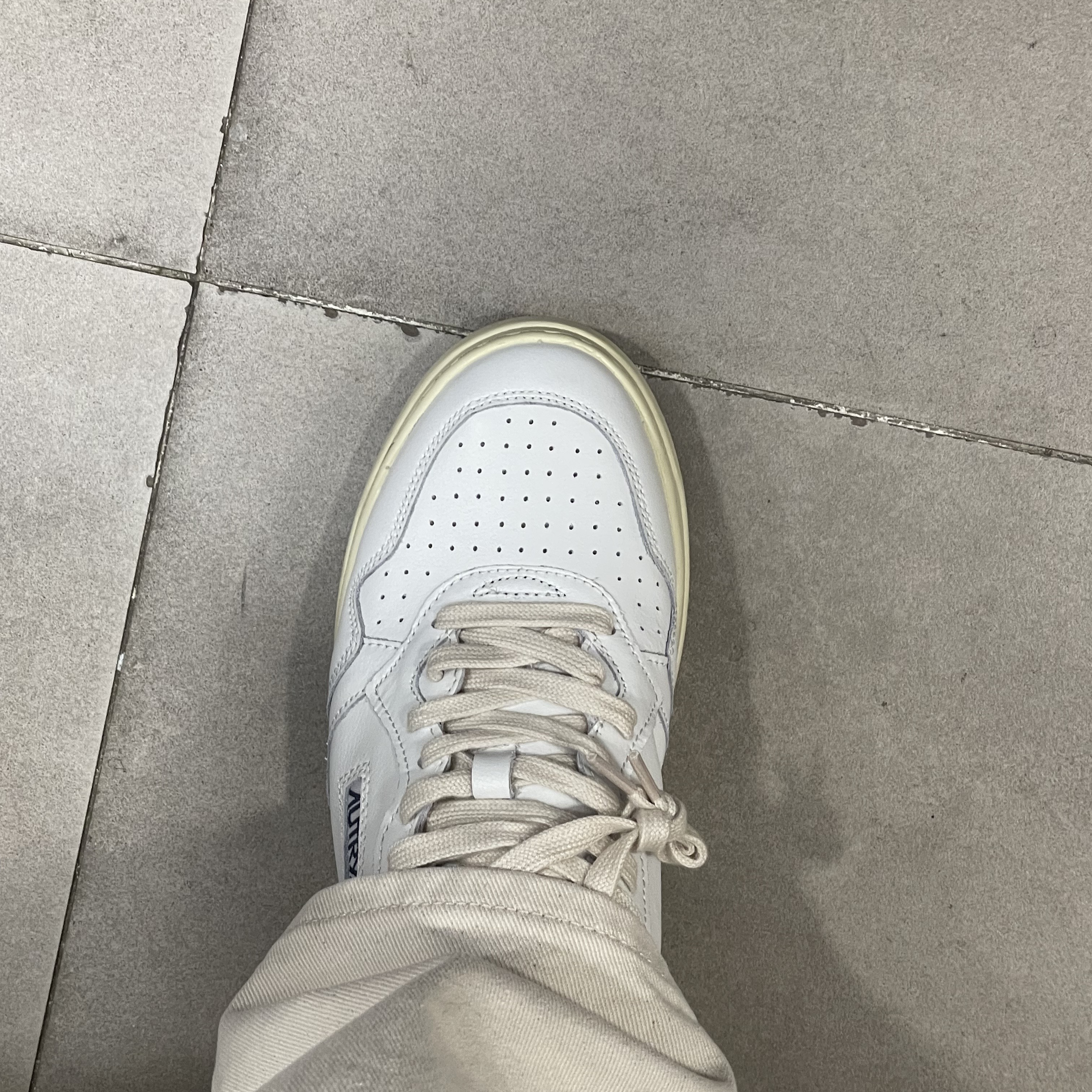 Autry Medalist Low Leather Sneakers White 착용 스타일 - 2