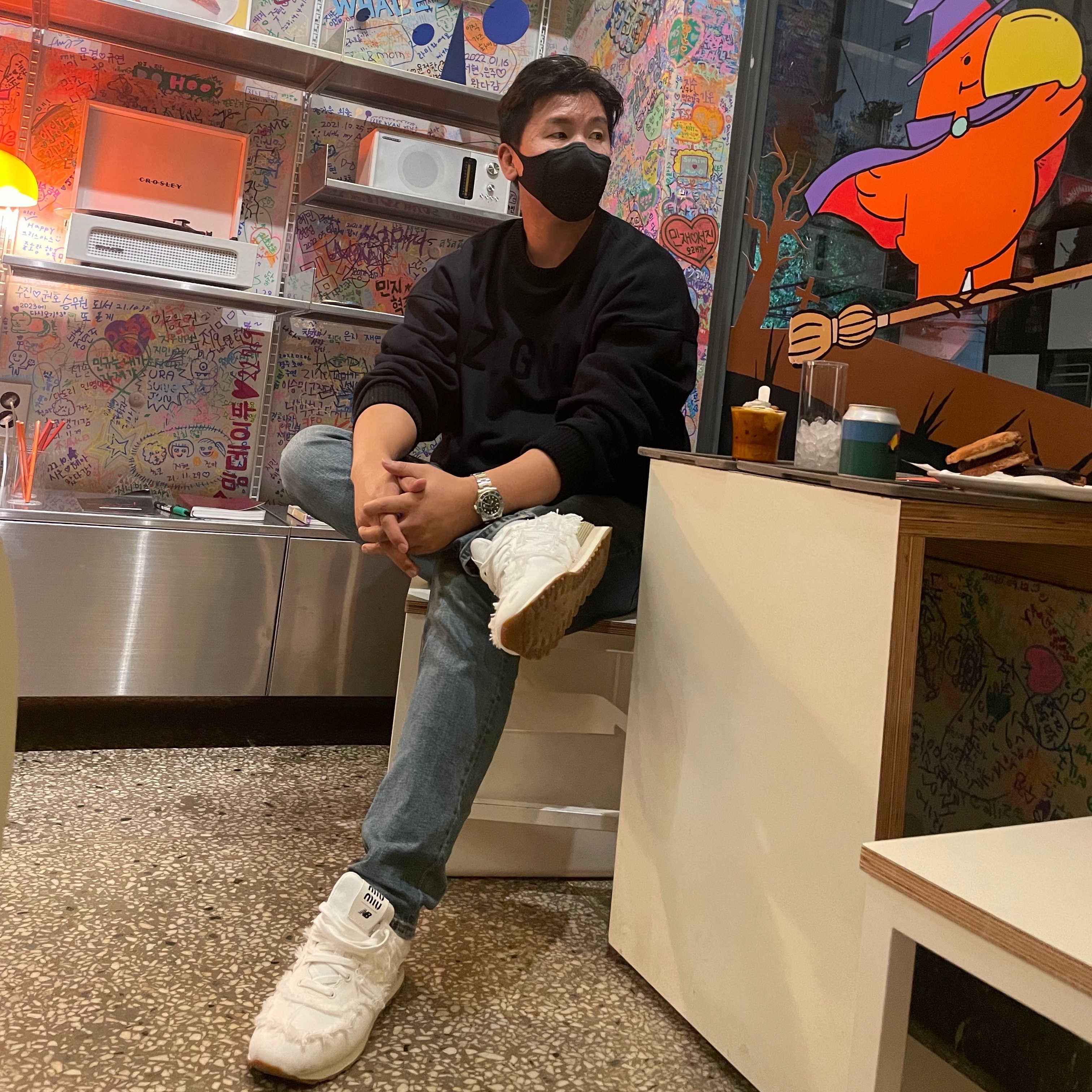 (W) New Balance x Miu Miu 574 Denim White, Fear of God x Ermenegildo Zegna Cotton Blend Crewneck Sweatshirt Black 착용 스타일 - 1