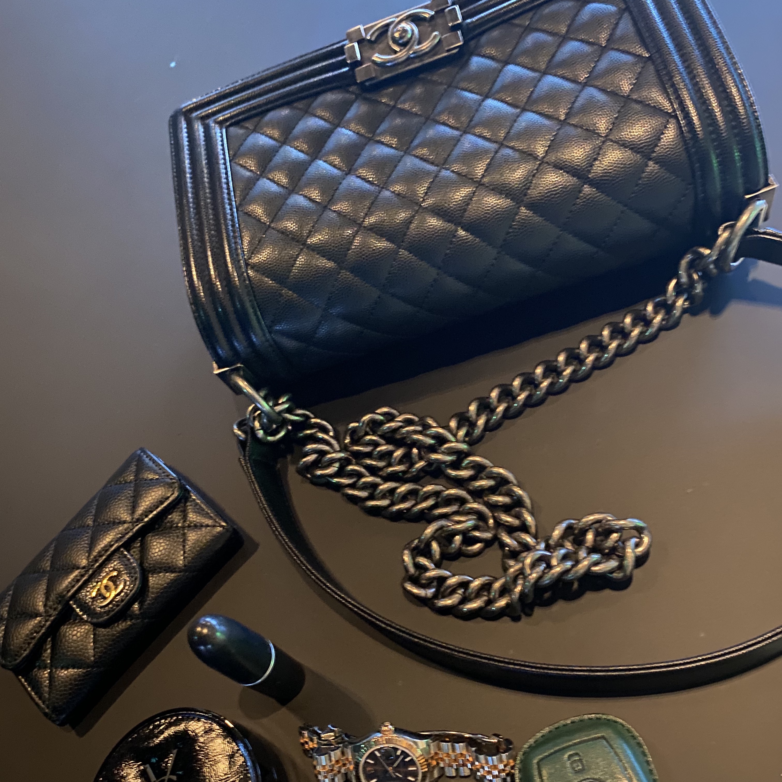 Chanel Classic Card Holder Grained Calfskin & Gold Black, Chanel Medium Boy Chanel Handbag Grained Calfskin & Ruthenium Black 착용 스타일 - 2