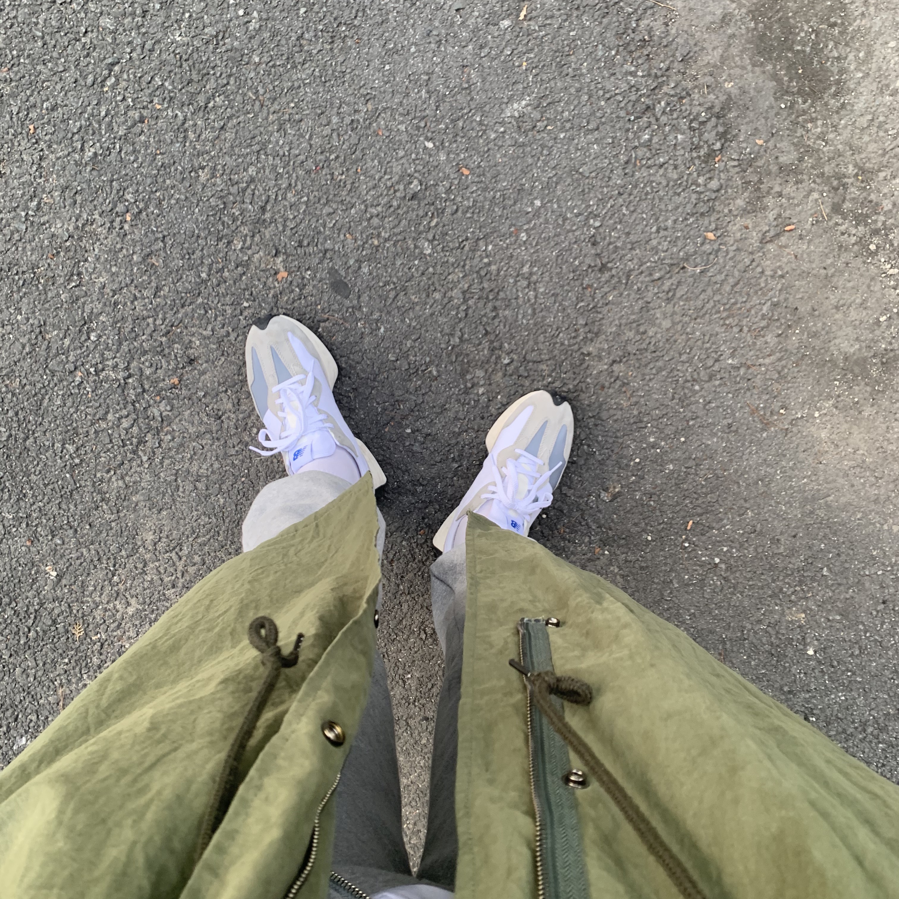 New Balance 327 Grey 착용 스타일