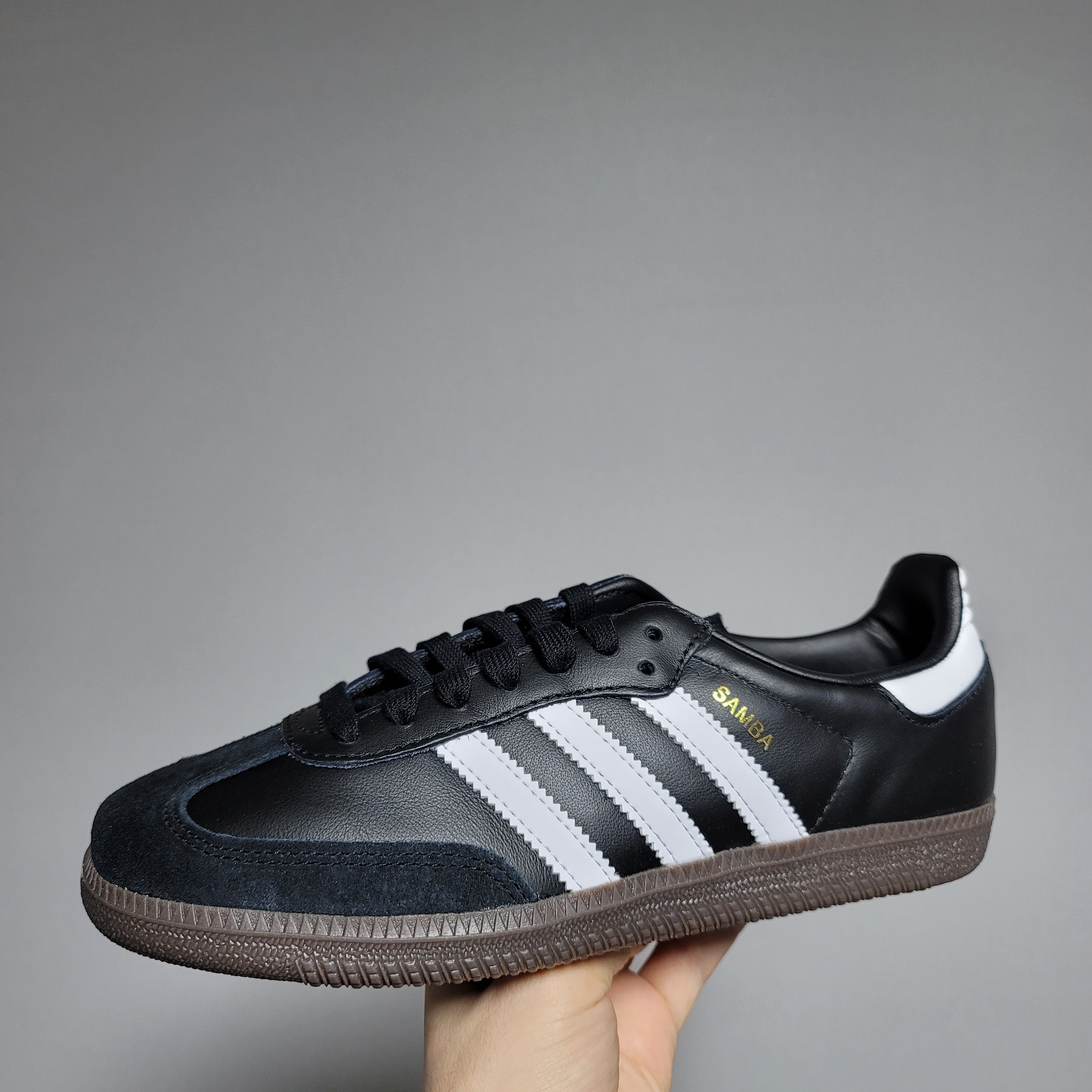 Adidas Samba OG Black White Gum 착용 스타일
