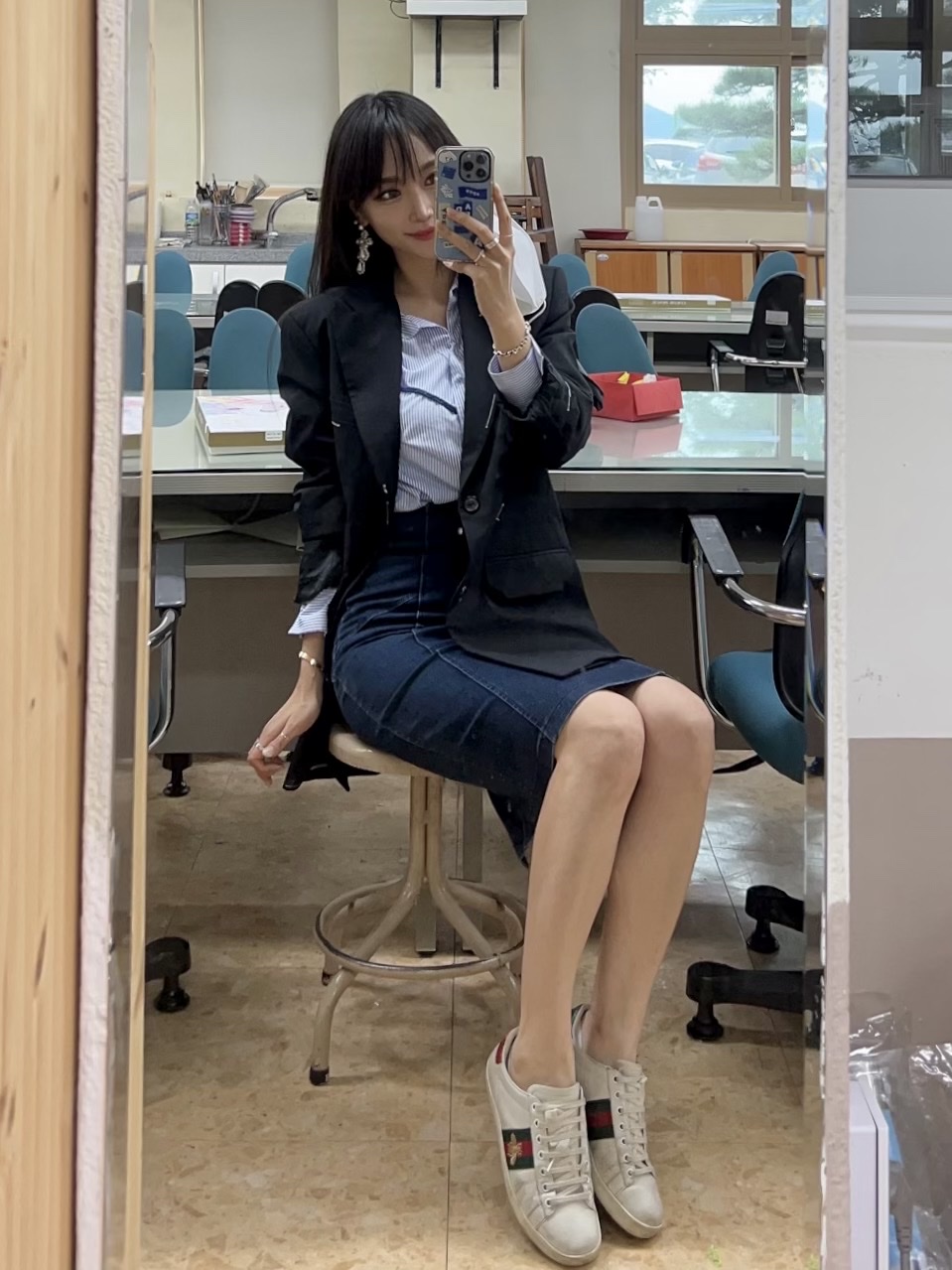 (W) Gucci Ace Bee Embroidered Sneakers, Zara x Ader Error Oversized Blazer Black 착용 스타일 - 1