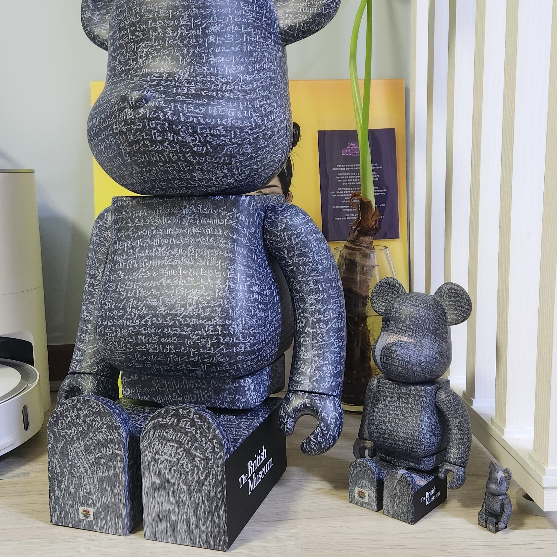Bearbrick x The British Museum The Rosetta Stone 1000%, Bearbrick x The British Museum The Rosetta Stone 100% & 400% Set 착용 스타일