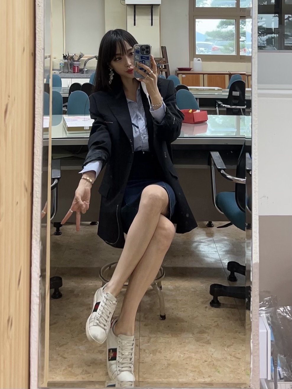 (W) Gucci Ace Bee Embroidered Sneakers, Zara x Ader Error Oversized Blazer Black 착용 스타일 - 2