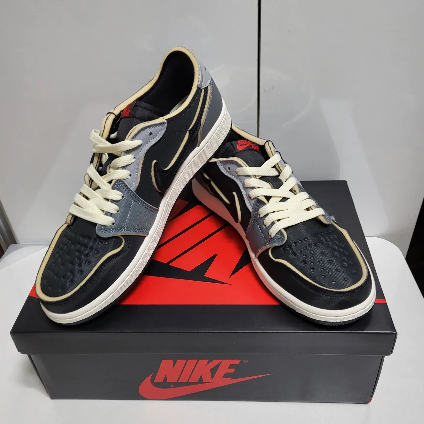 Jordan 1 Retro Low OG EX Black and Smoke Grey 착용 스타일