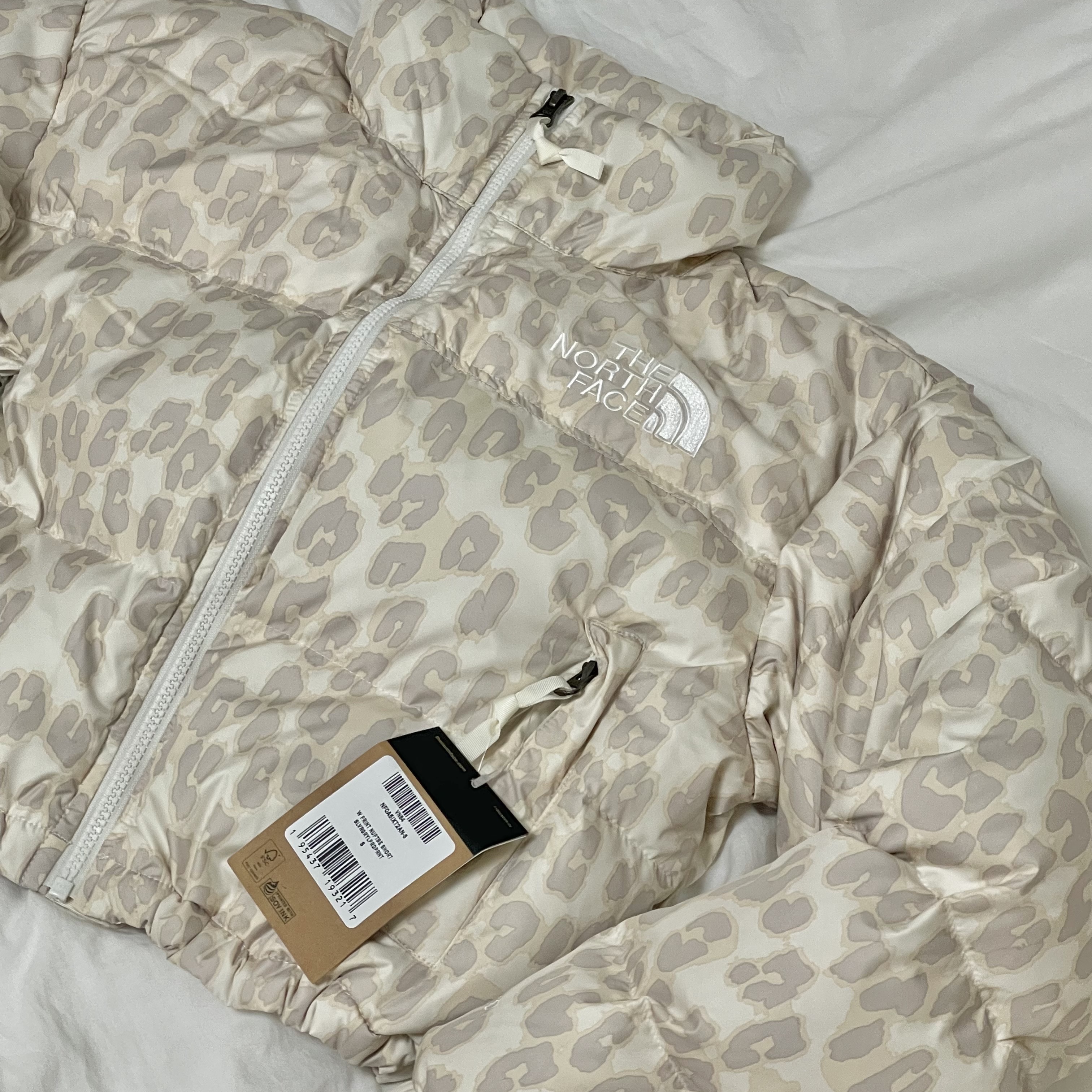 (W) The North Face Print Nuptse Short Jacket Silver Grey Leopard Print 착용 스타일 - 1