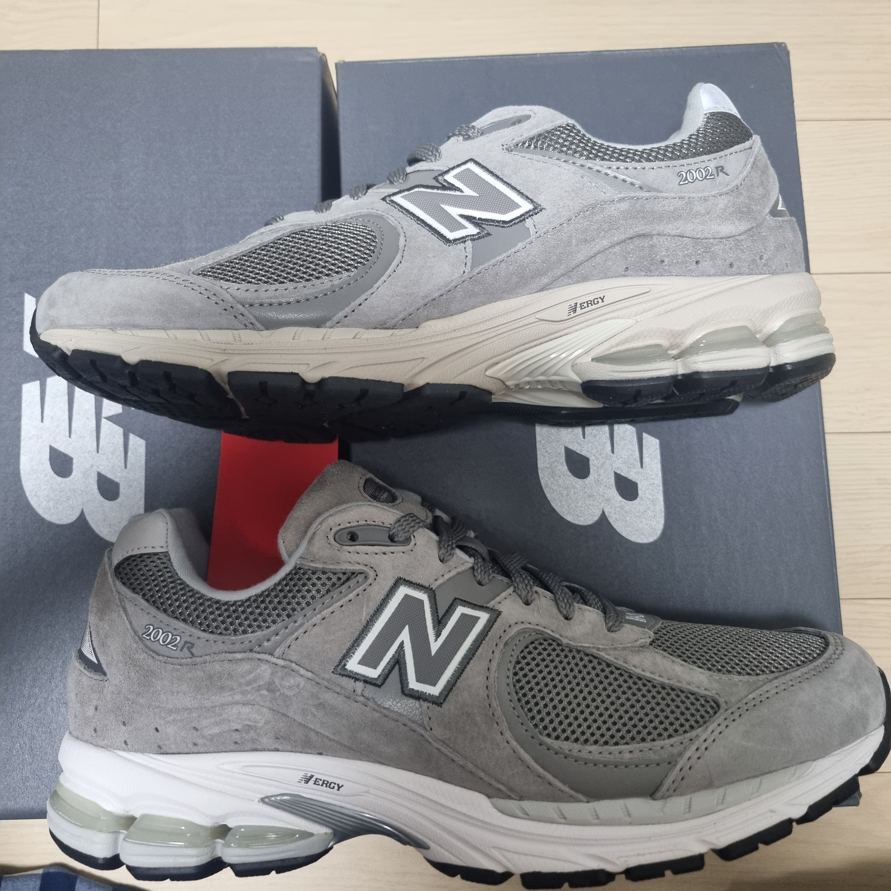 New Balance 2002R Grey, New Balance 2002R Marblehead White 착용 스타일 - 2