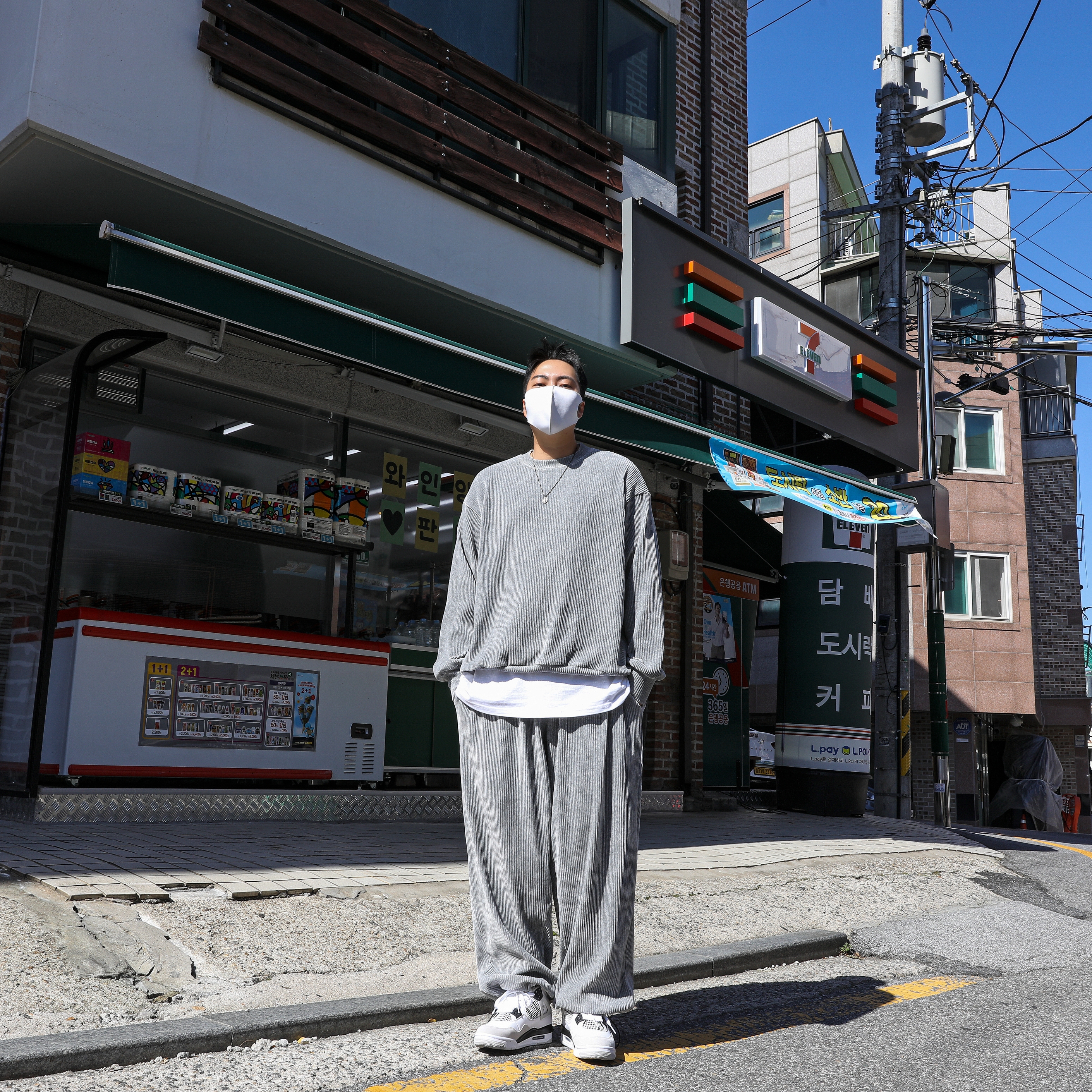 Jordan 4 Retro White and Black 착용 스타일 - 1