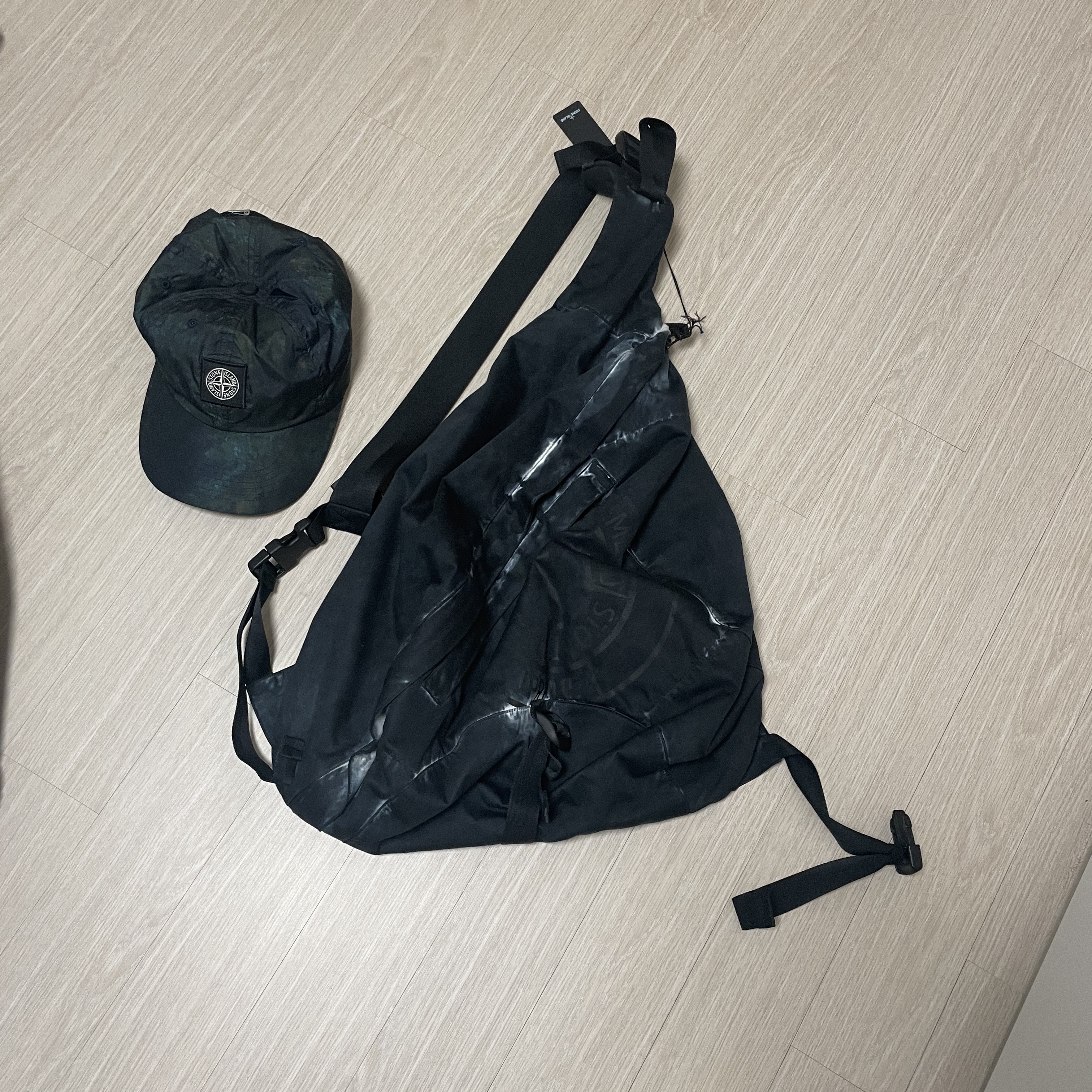 Supreme x Stone Island Painted Camo Crinkle Down Jacket Black - 20FW, Supreme x Stone Island Painted Camo Nylon Shoulder Bag Dark Teal - 20FW 착용 스타일 - 3