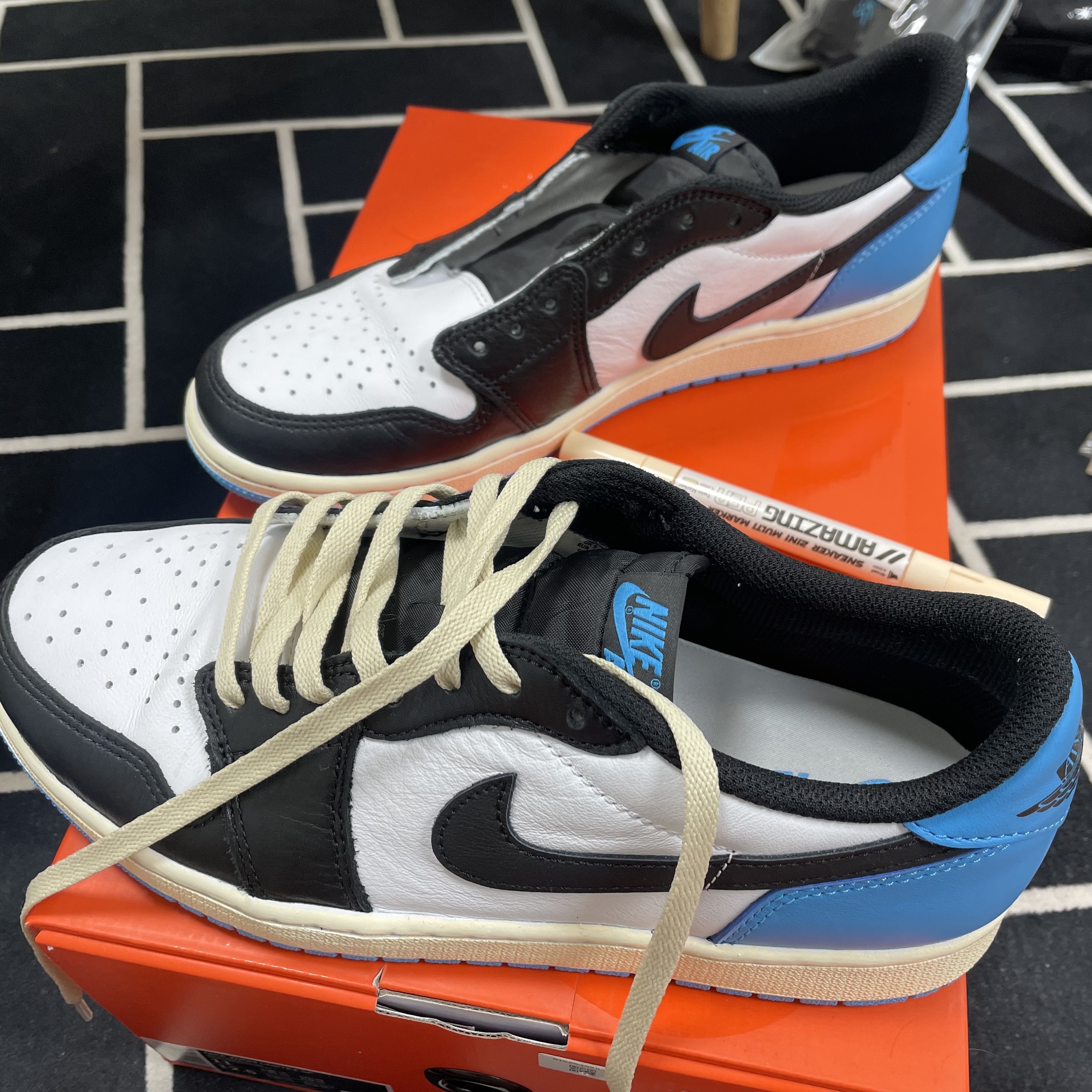 Jordan 1 Retro Low OG Black and Dark Powder Blue 착용 스타일